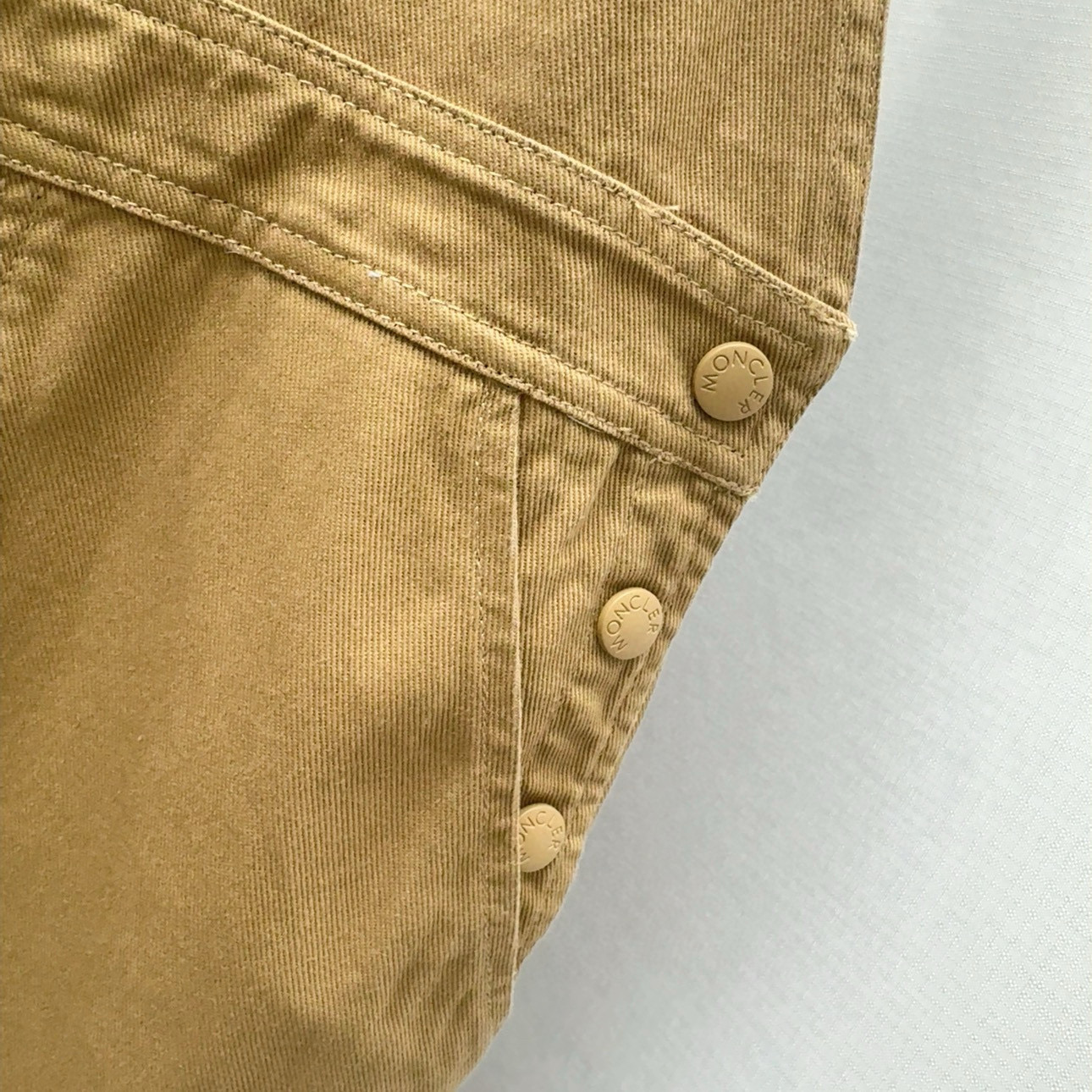 “Stylish Spring/Summer Female Suit with Glitter Details and Custom Hardware Fittings” - 图片 7