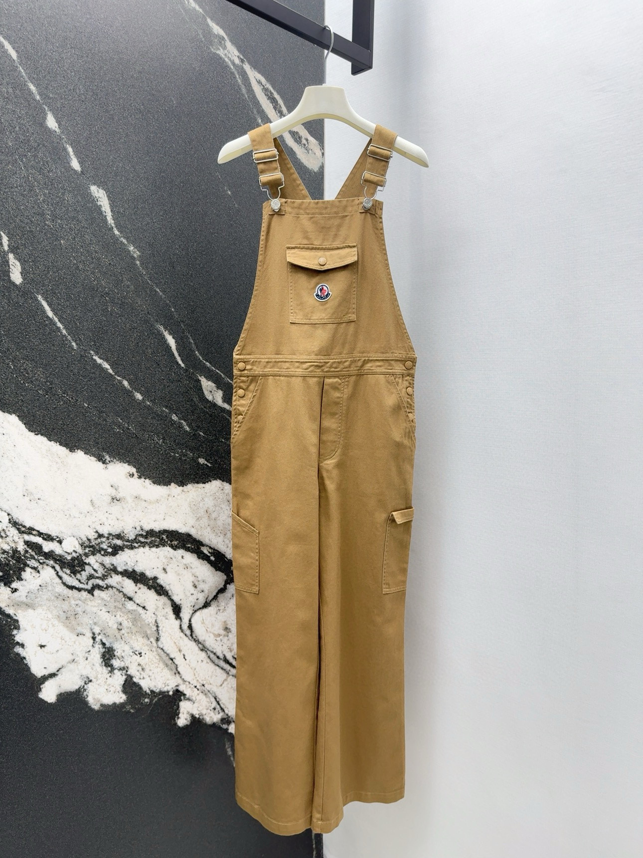 “Stylish Spring/Summer Female Suit with Glitter Details and Custom Hardware Fittings”