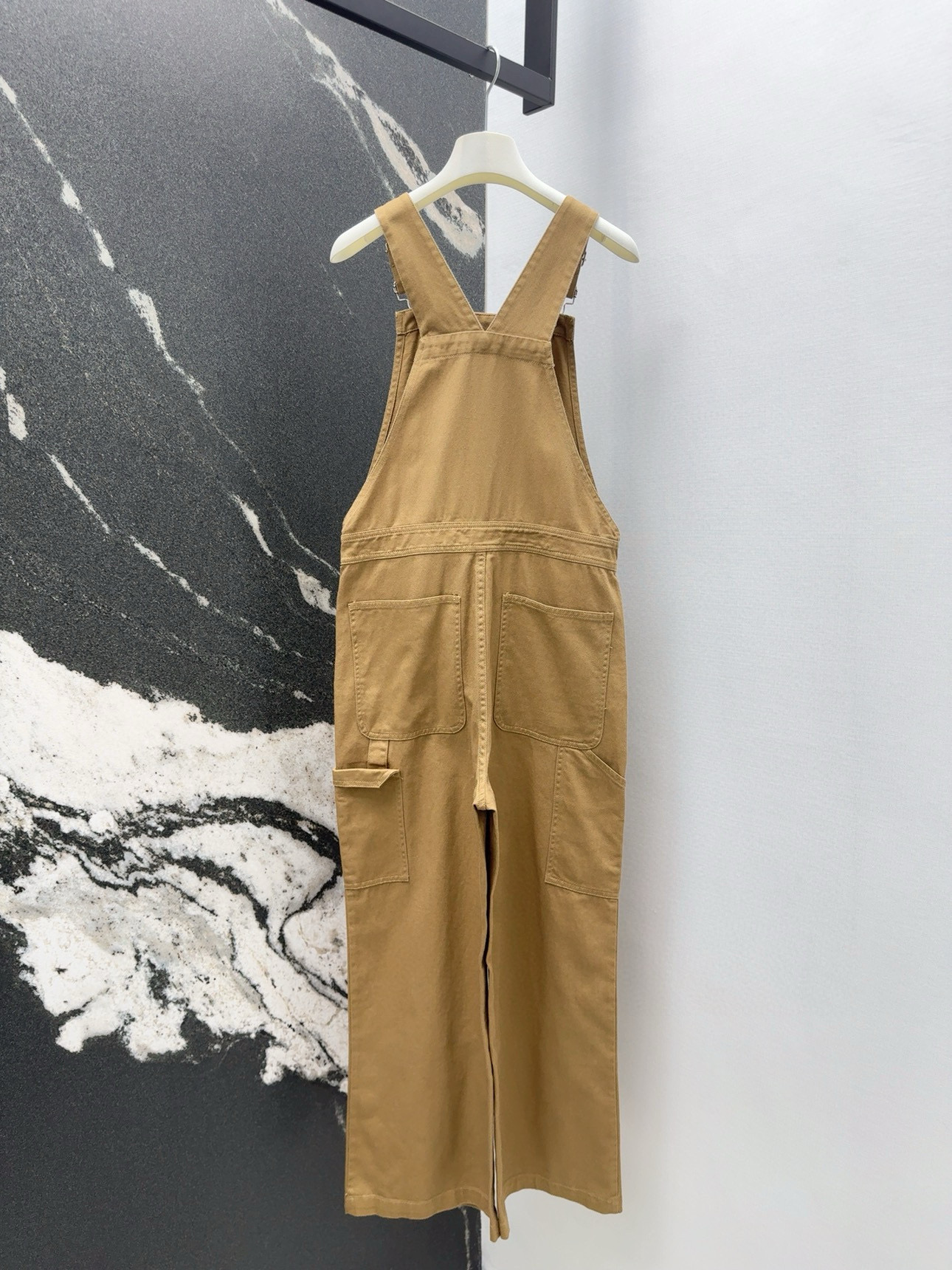 “Stylish Spring/Summer Female Suit with Glitter Details and Custom Hardware Fittings” - 图片 9