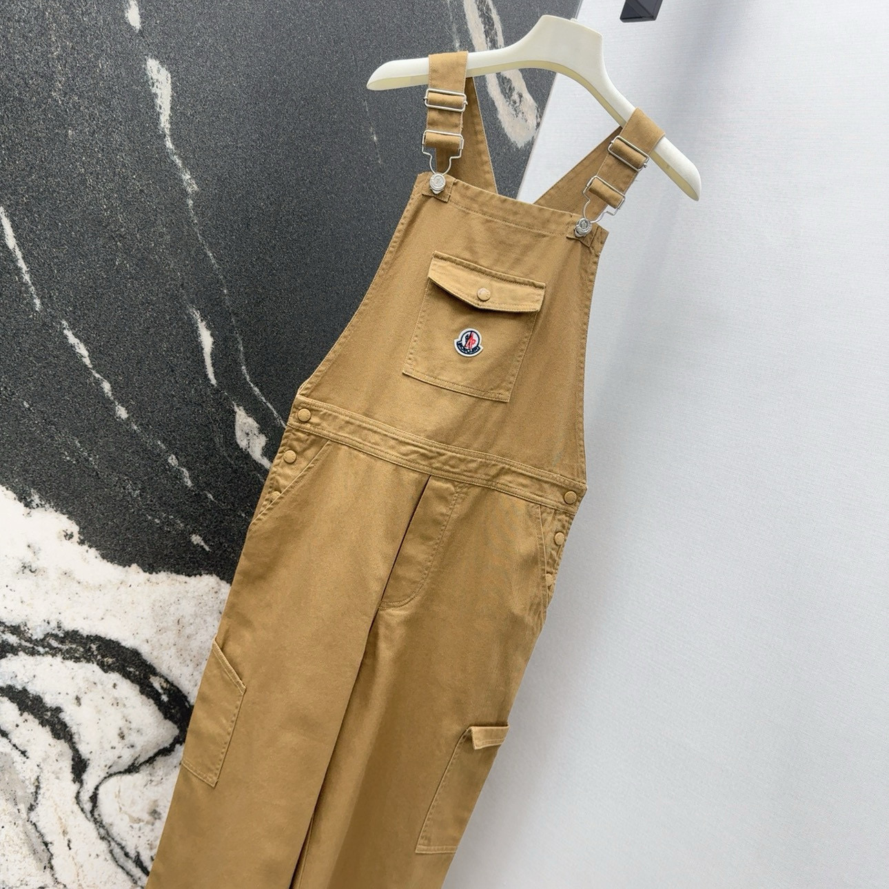 “Stylish Spring/Summer Female Suit with Glitter Details and Custom Hardware Fittings” - 图片 2