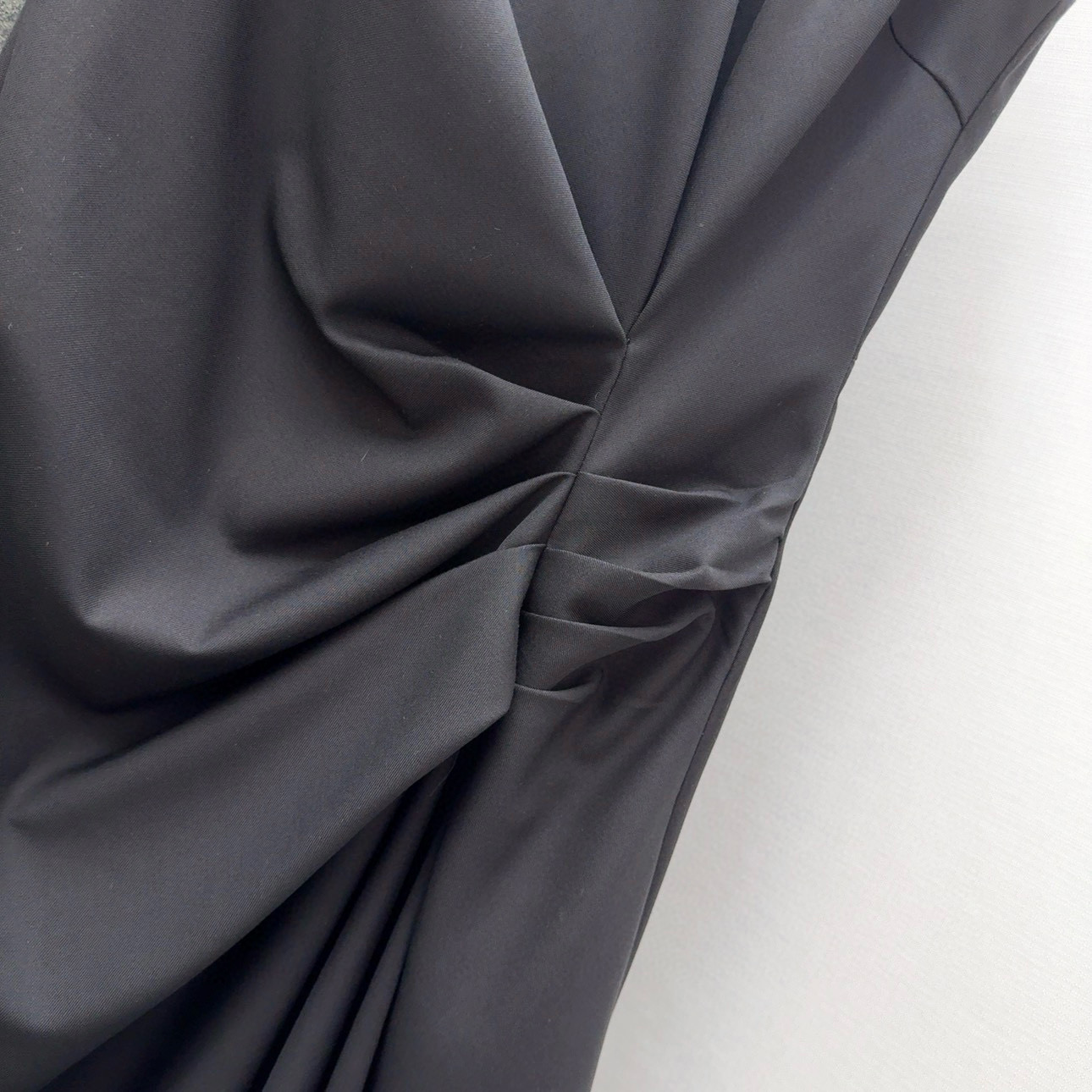 Stylish MCQ 25SS Dress: Irregular, Wrinkled, Custom-made Fabrics, Classic Black. - 图片 5