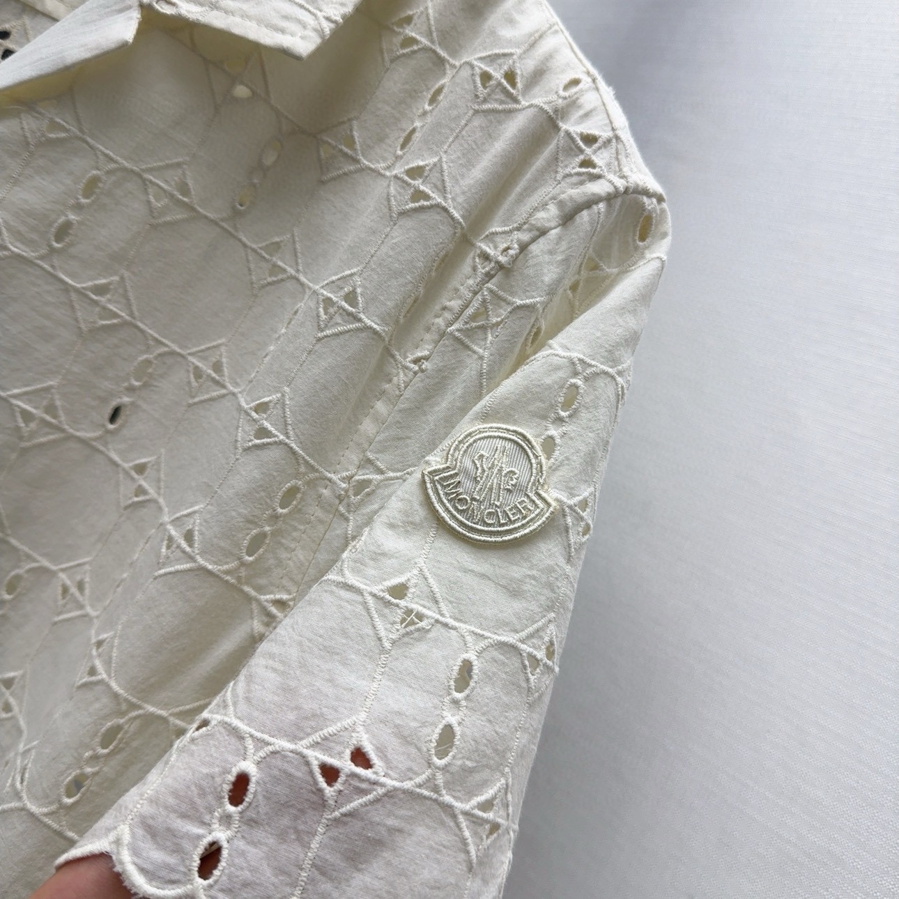 Stylish Women’s Suit Set: Embroidered Shirts and Loose Waist Shorts for Vacation - 图片 5