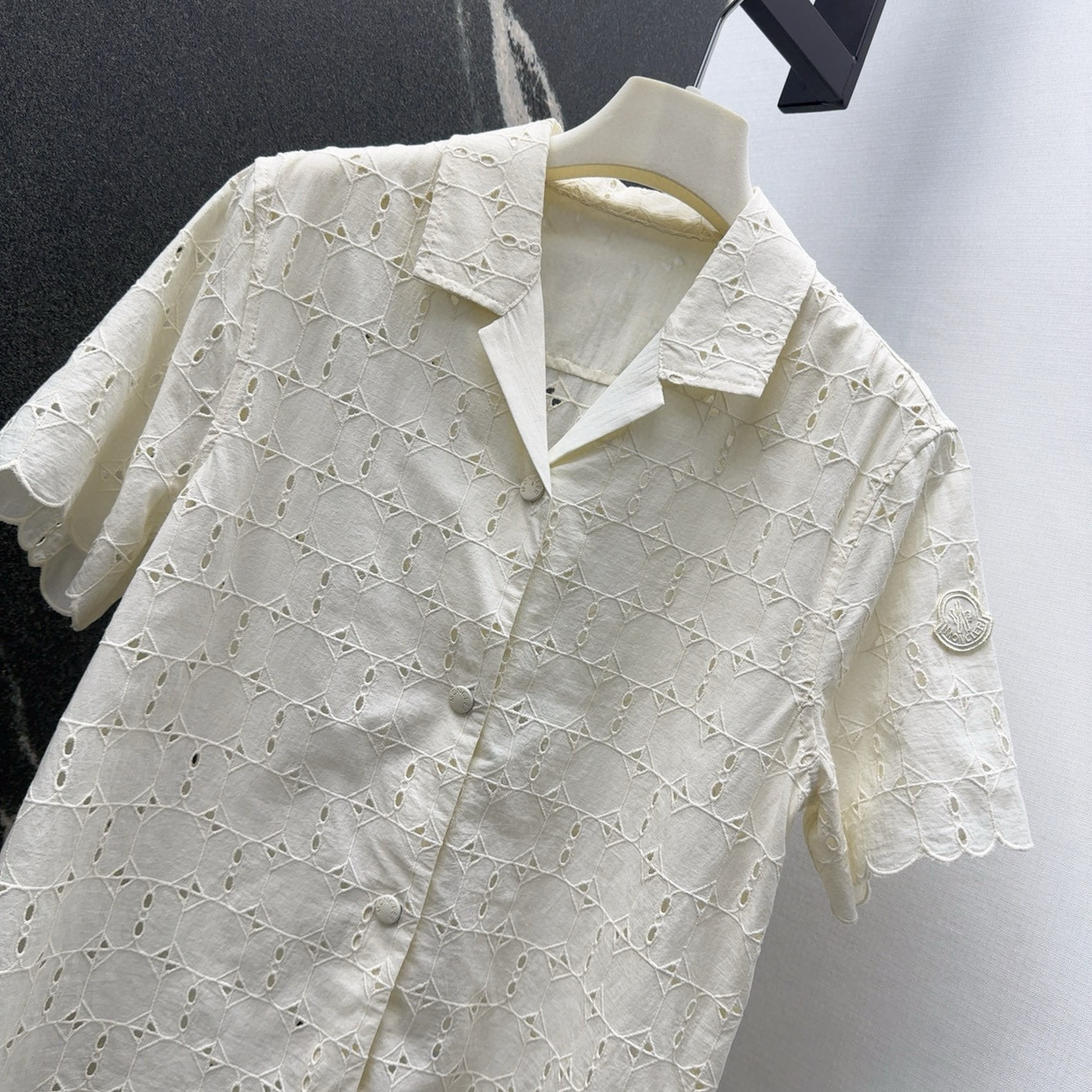 Stylish Women’s Suit Set: Embroidered Shirts and Loose Waist Shorts for Vacation - 图片 3