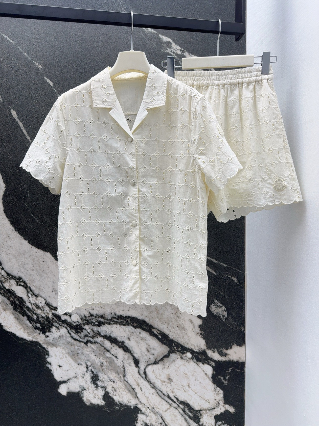 Stylish Women’s Suit Set: Embroidered Shirts and Loose Waist Shorts for Vacation - 图片 1