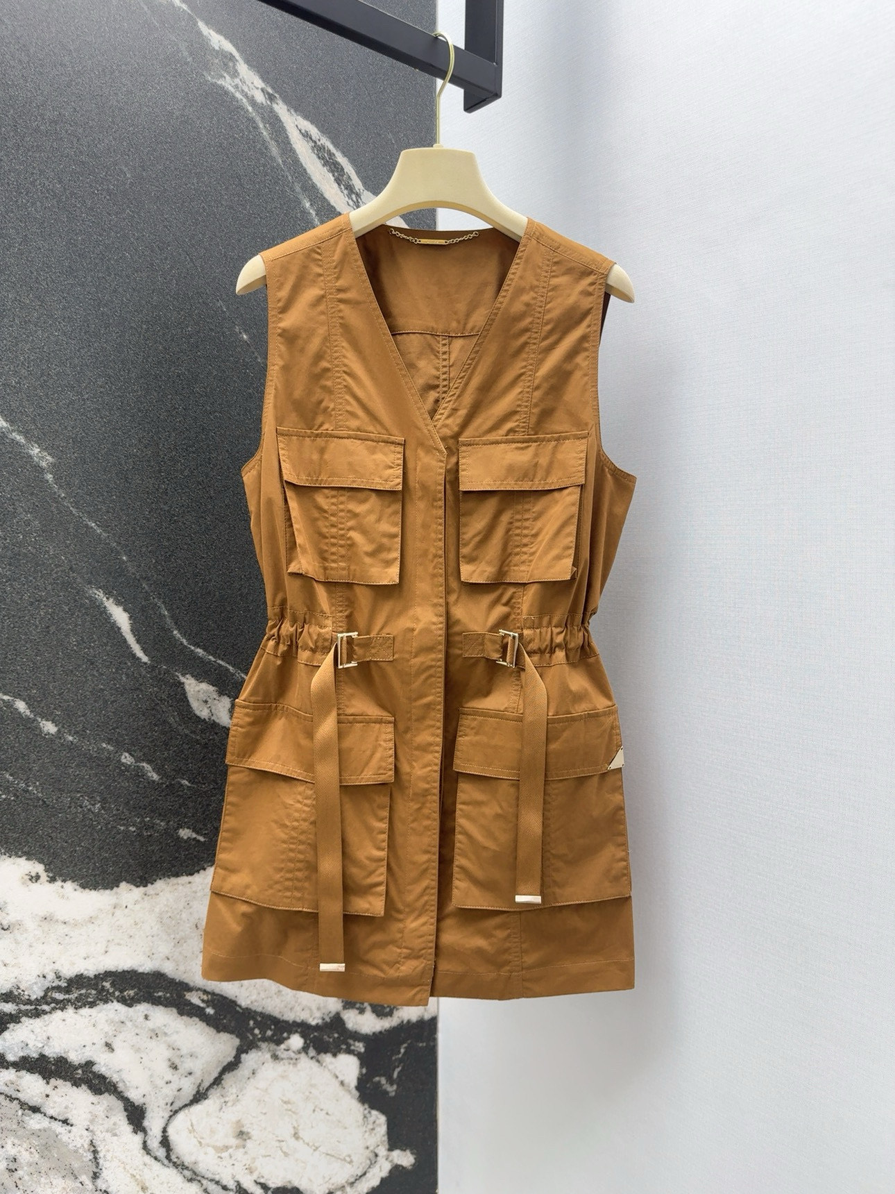 Spring/Summer 25SS Feminine Suit Collection: Stylish, Deconstructed, High-End, Waistline Emphasis, Retro-Chic Leisure Wear.