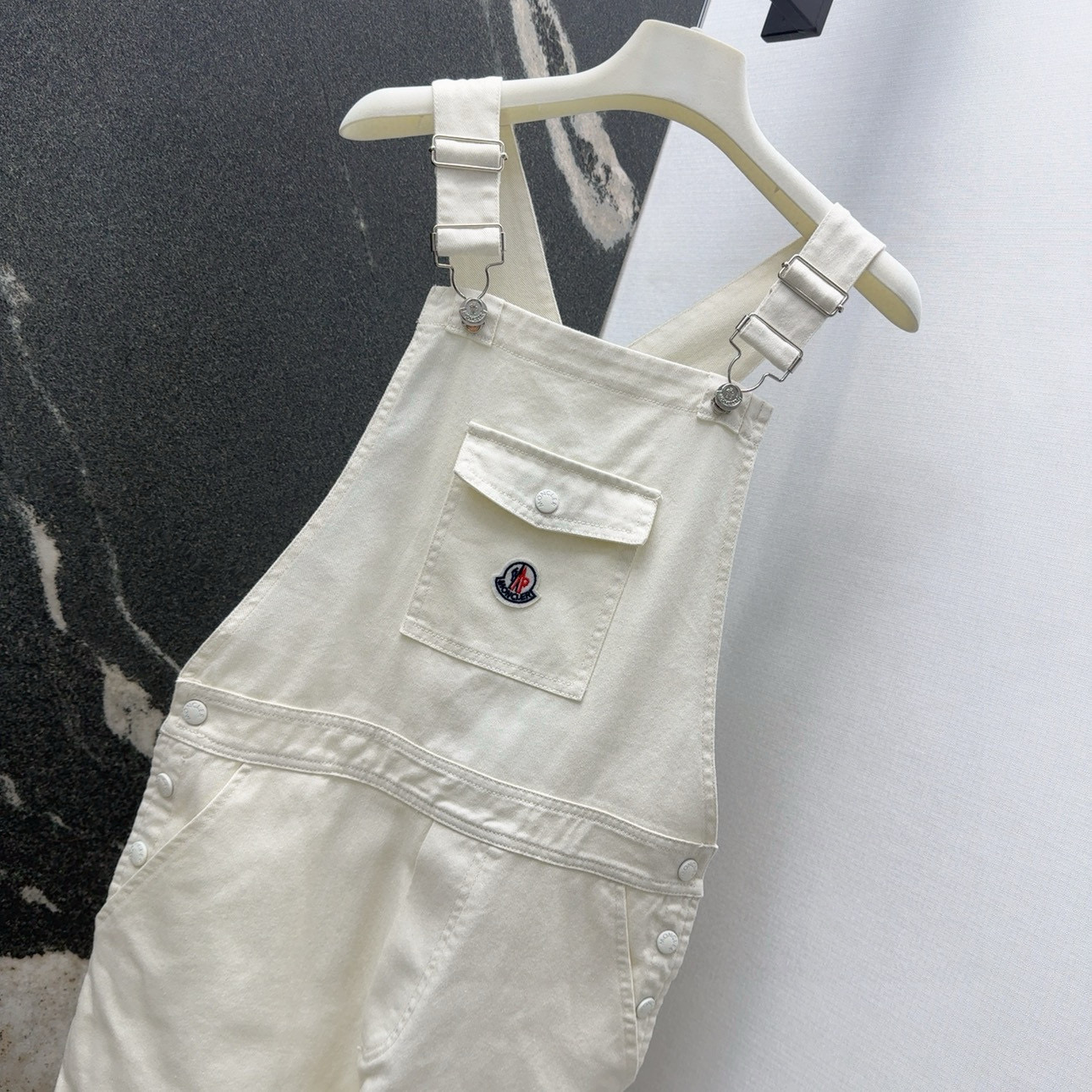 Stylish Spring/Summer Female Suit: Glitter, Jeans, Custom Hardware, Adjustable Belts, Visually Lengthening Legs. - 图片 3