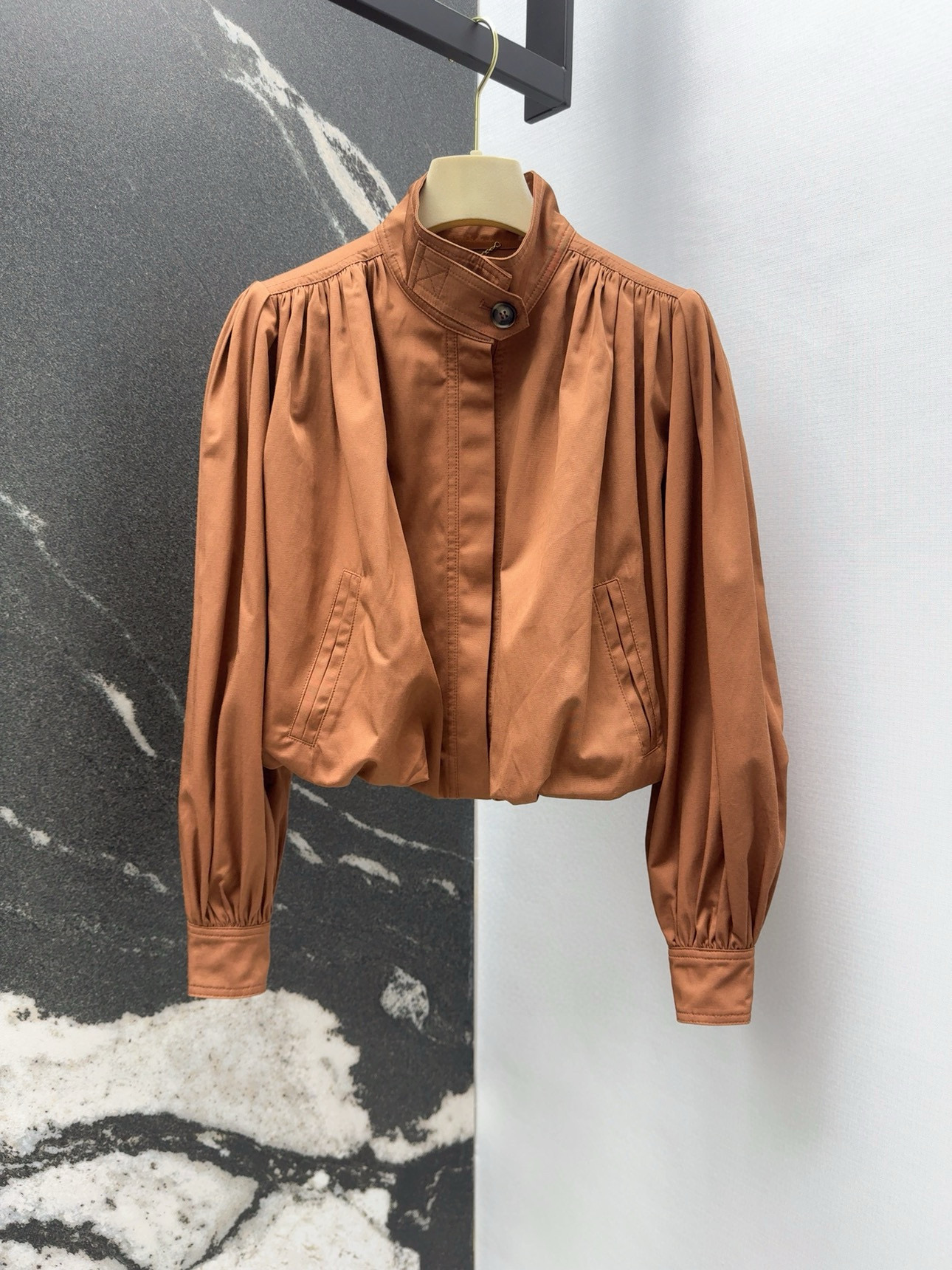 Chic and Stylish One-Size-Fits-All Dress with Elegant Collar Cage and Wrinkled Jackets - 图片 1