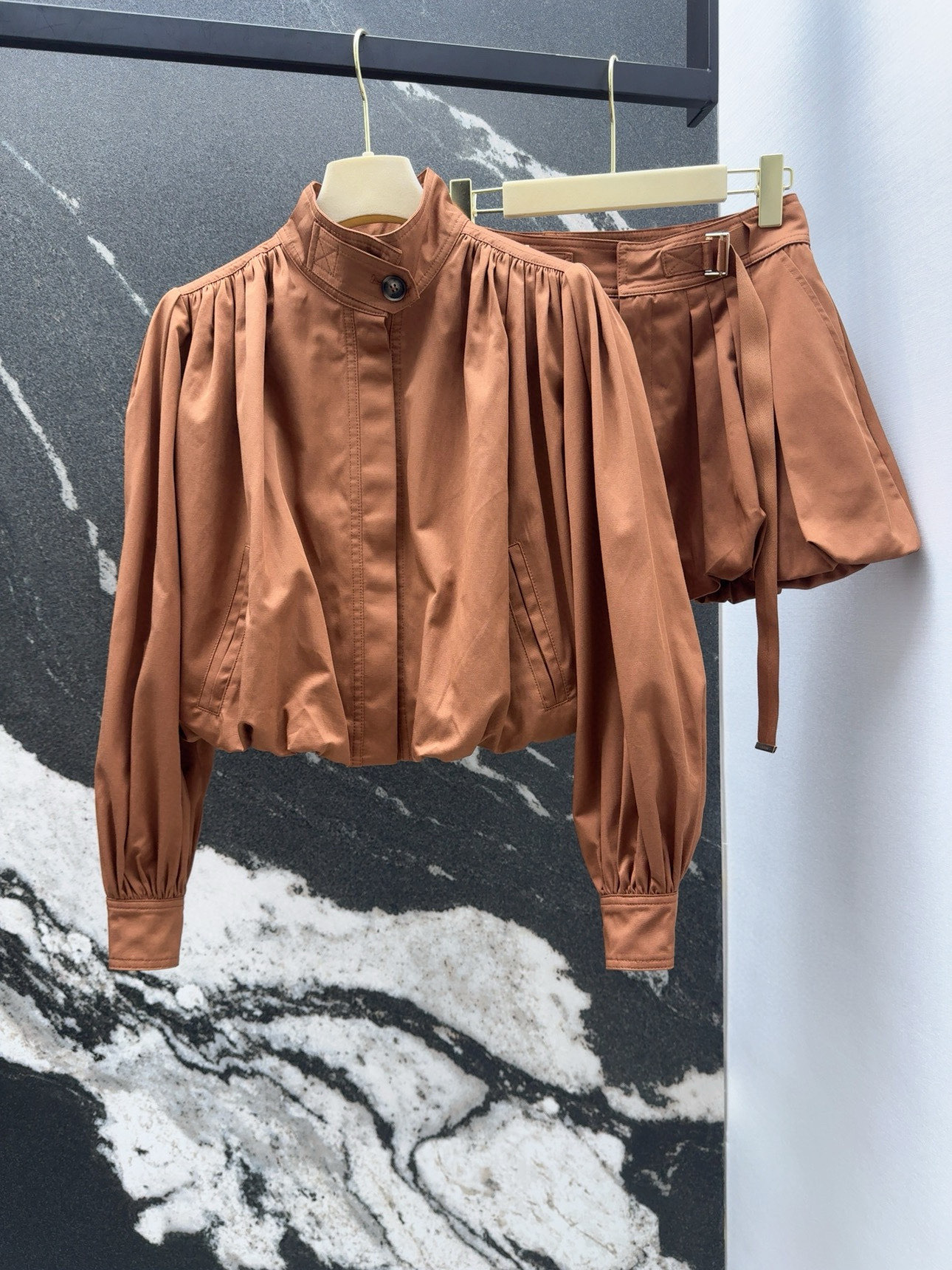 Chic and Stylish One-Size-Fits-All Dress with Elegant Collar Cage and Wrinkled Jackets - 图片 2