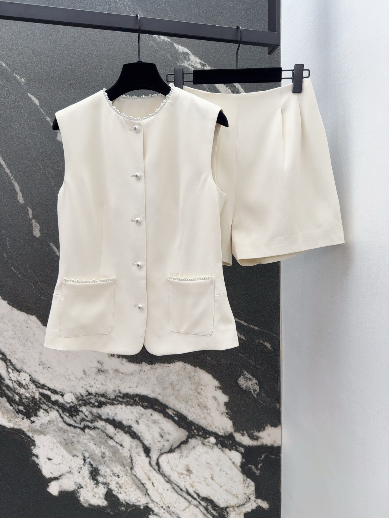 Unique Women’s Clothing Collection Featuring “C” Home and “Choco” Designs - 图片 1