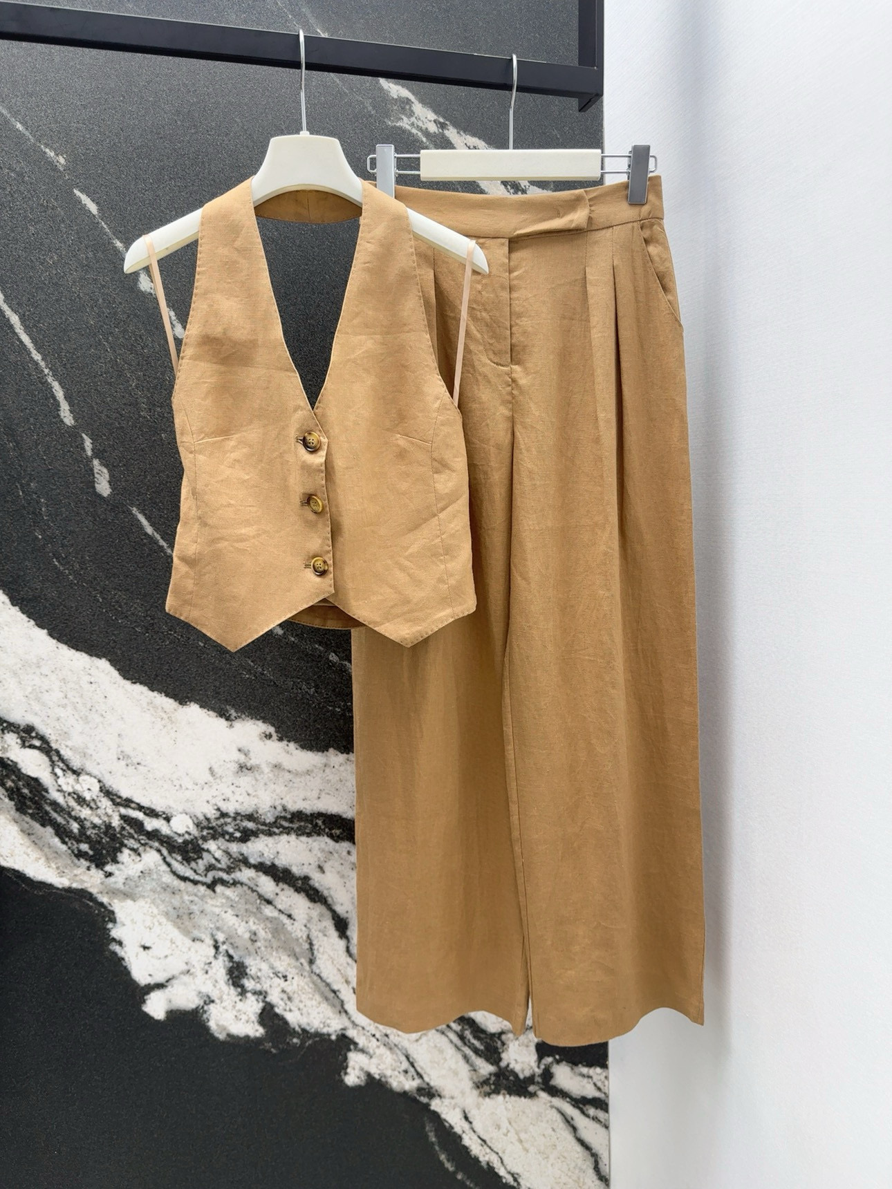 “Max 25SS Female Suit: Resurgent Spring-Summer Design with Luxurious Simplicity” - 图片 1