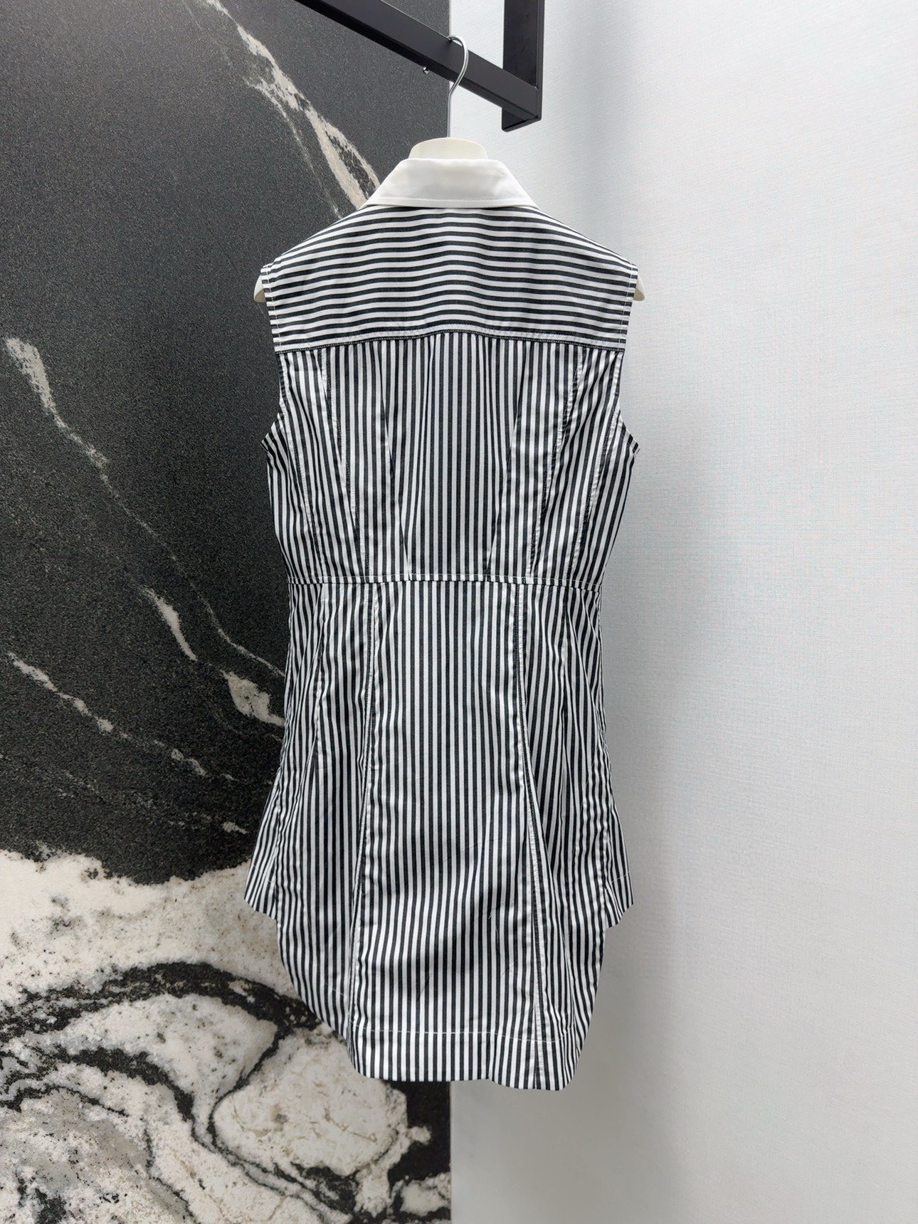 Spring/Summer Psychic Women’s Clothes: Air-Tangled Dress, Stylish Waist Shorts, Eye-Catching Black & White Elements - 图片 9