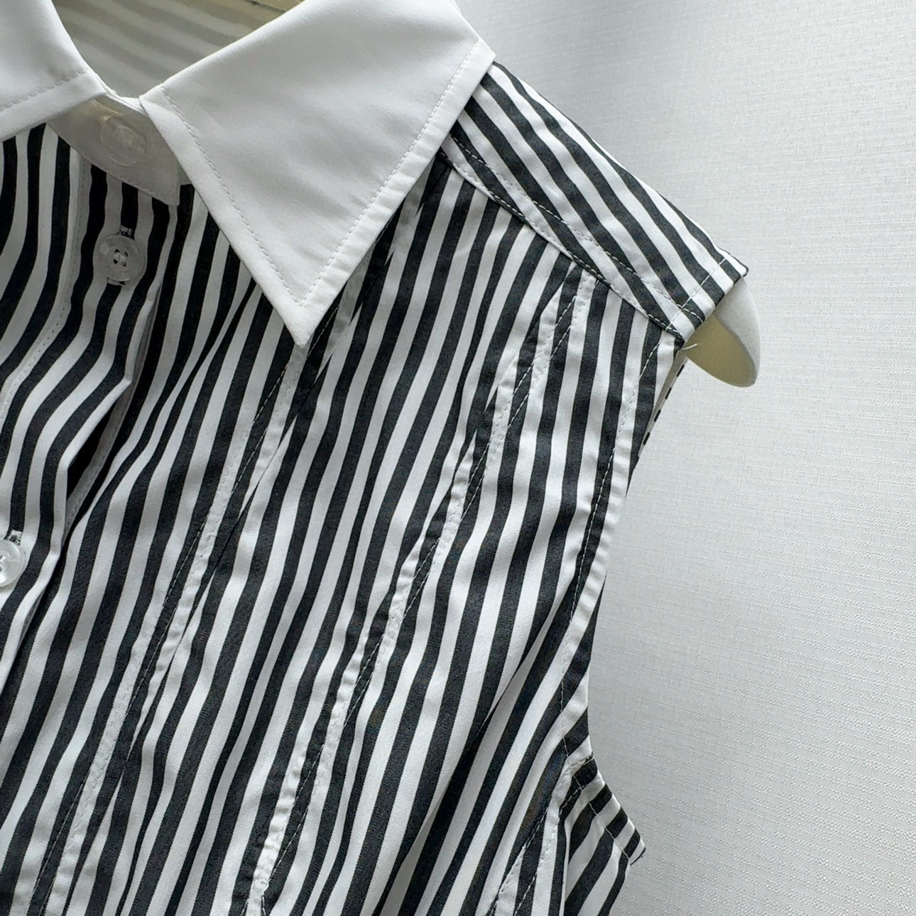 Spring/Summer Psychic Women’s Clothes: Air-Tangled Dress, Stylish Waist Shorts, Eye-Catching Black & White Elements - 图片 5