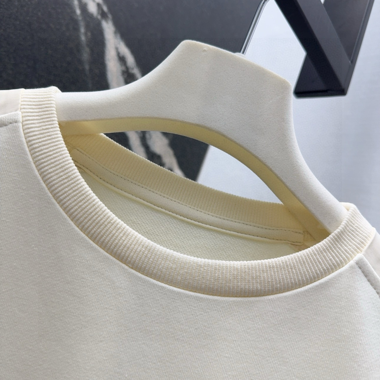 Trendy Spring/Summer Collection: Nylon Bubble-Sleeved Shirts and Loose Waist Shorts - 图片 5