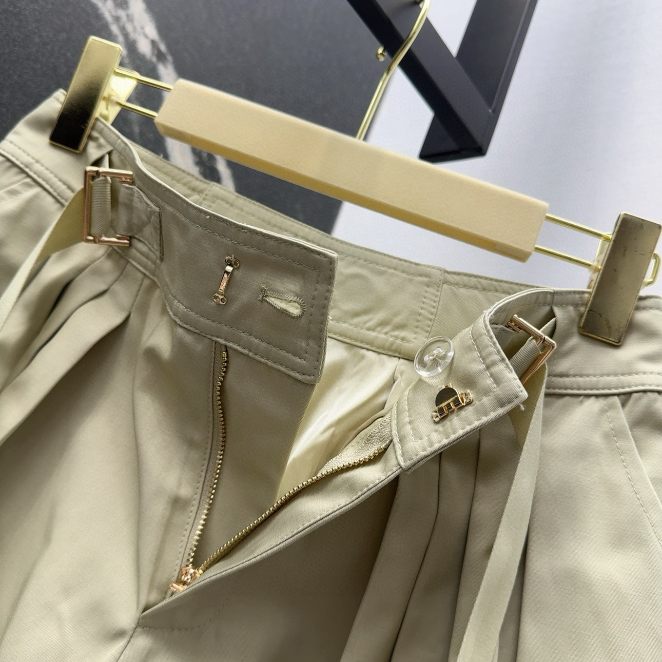 Chloé High-Waisted Pleated Lantern Shorts - Chic Spring/Summer Style 7 i1753329072028 1106 0 5