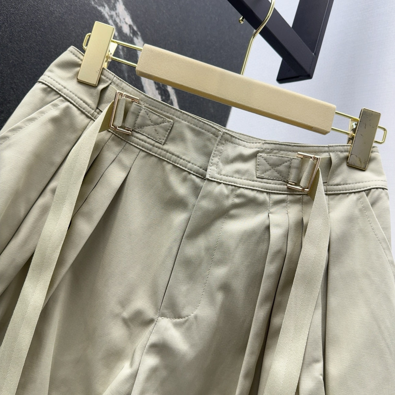 Chloé High-Waisted Pleated Lantern Shorts - Chic Spring/Summer Style 4 i1753329072028 6090 0 2
