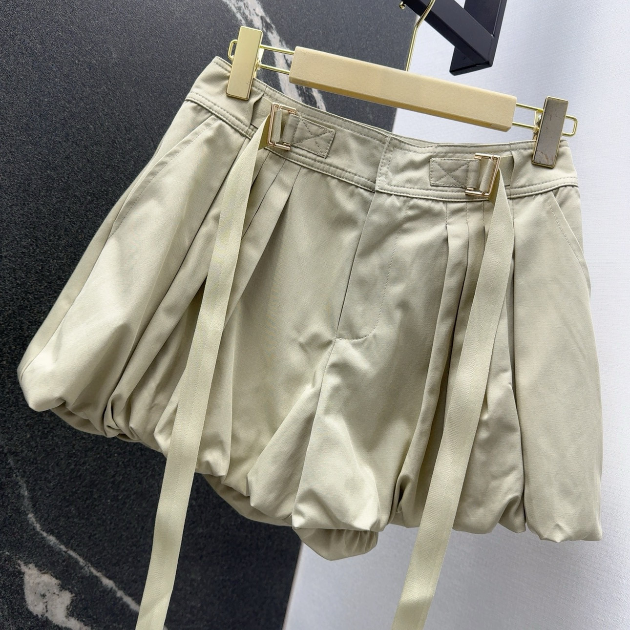 Chloé High-Waisted Pleated Lantern Shorts - Chic Spring/Summer Style 3 i1753329072950 938 0 1