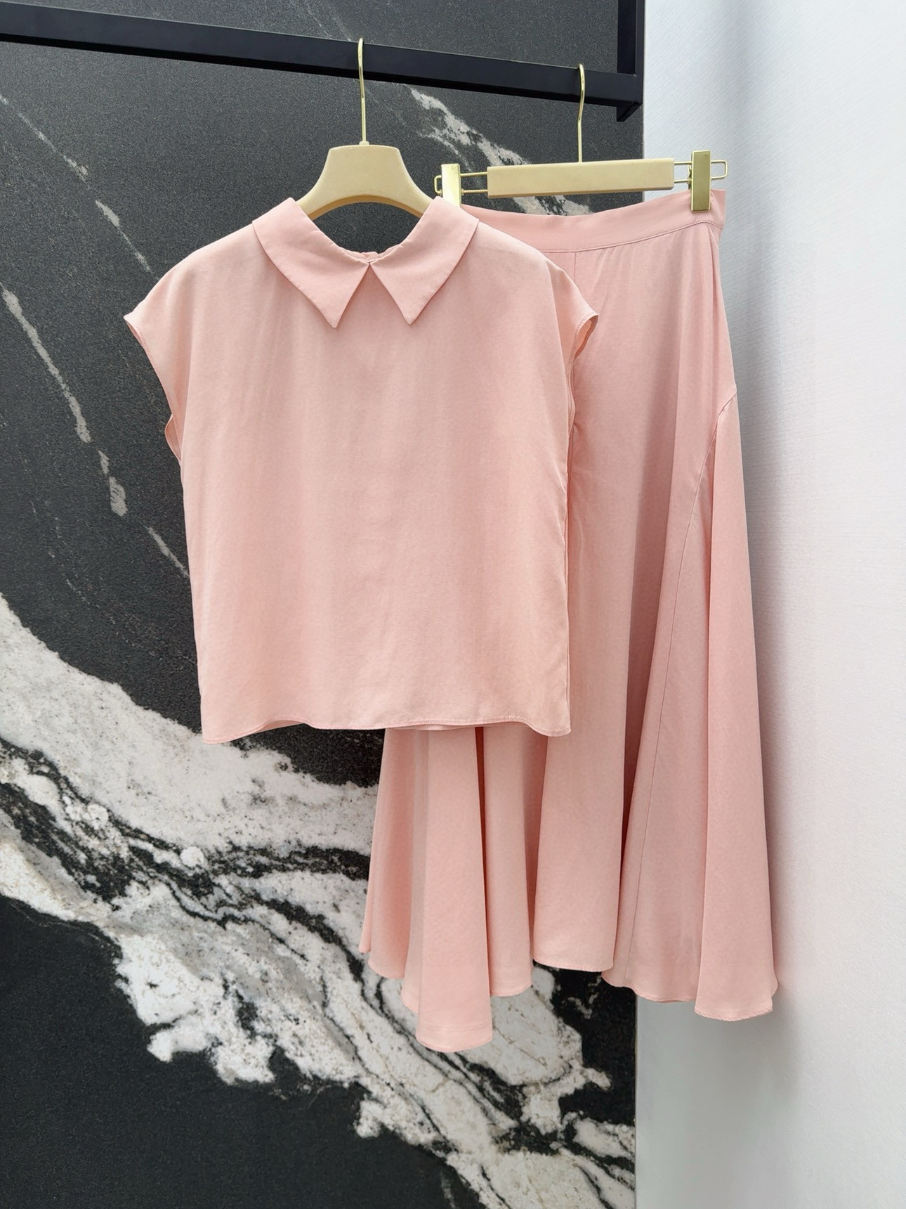 High-Intelligence Lady Suit with Doll-Collar Design Shirt and Cosmopolitan Elegance