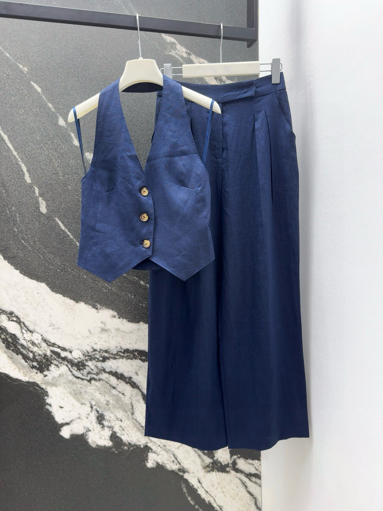 “Stylish one-size female suit: MAX 25SS – Spring-Summer Resurgence” - 图片 2