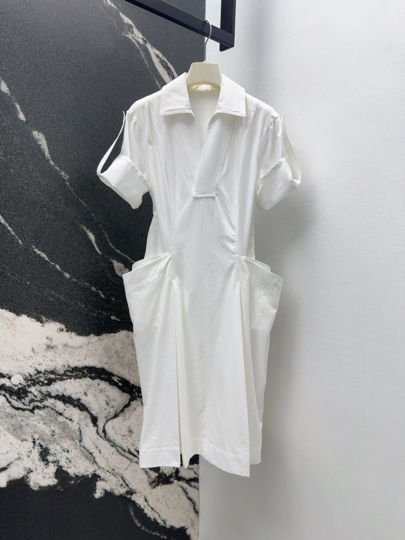 Stylish BV 25SS V-Collar Dress: First-Class Female Suit for Summer-Spring Outings - 图片 1