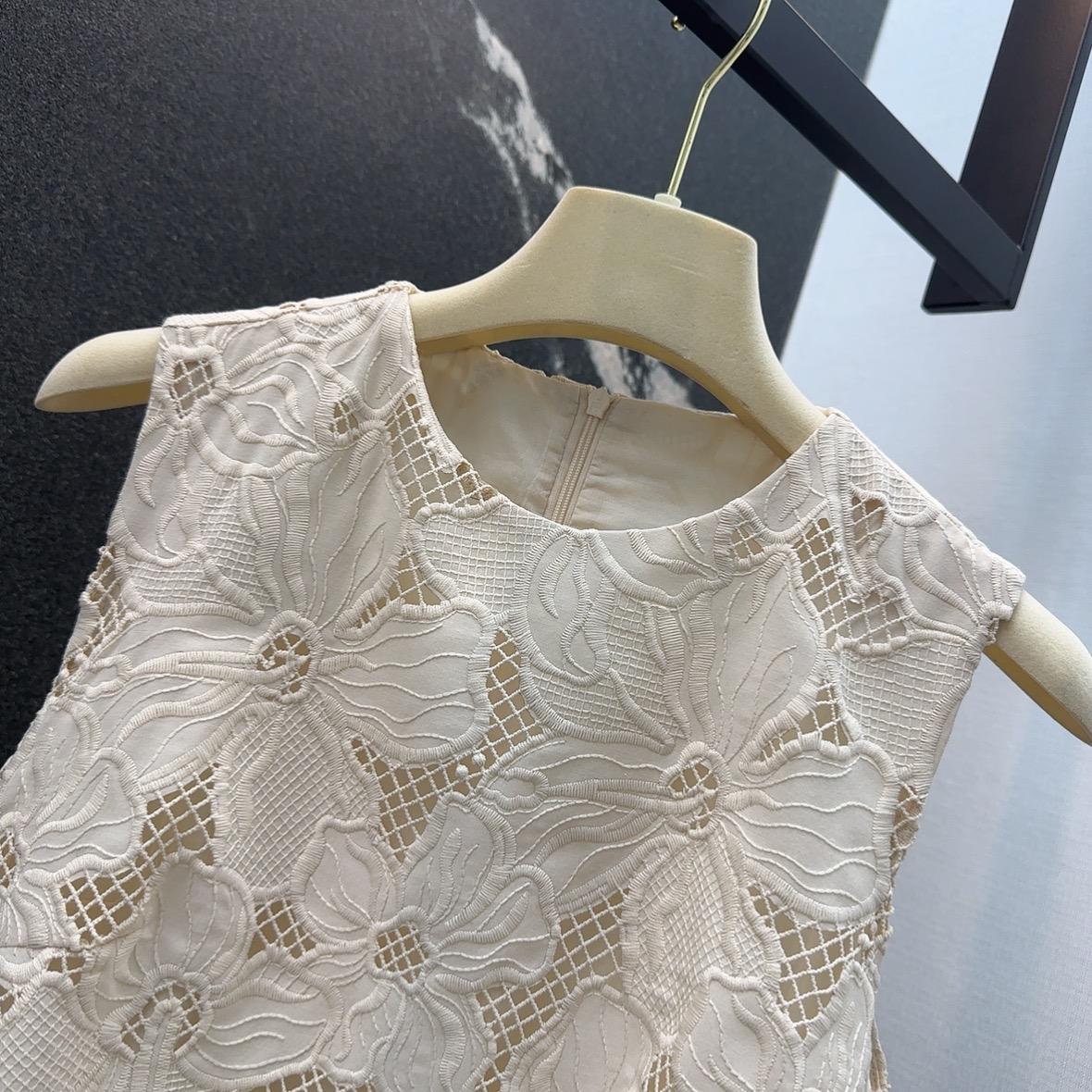 “VLTN 25SS Female Suit: Sweet-Freak Almond Flower Design with Unique Features” - 图片 3