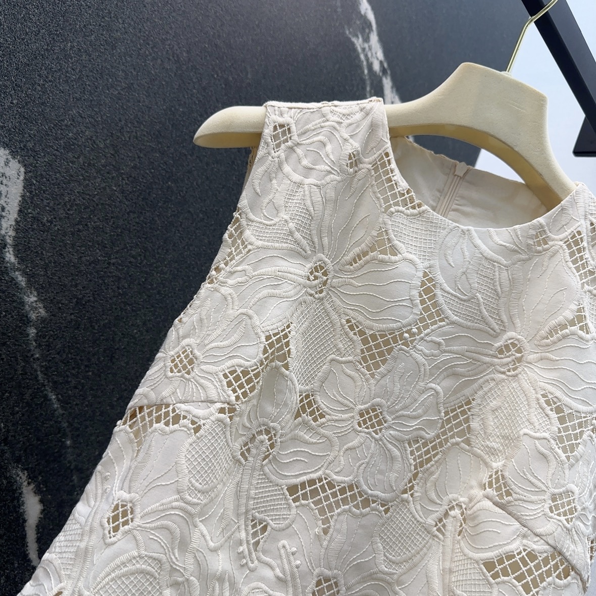 “VLTN 25SS Female Suit: Sweet-Freak Almond Flower Design with Unique Features” - 图片 4