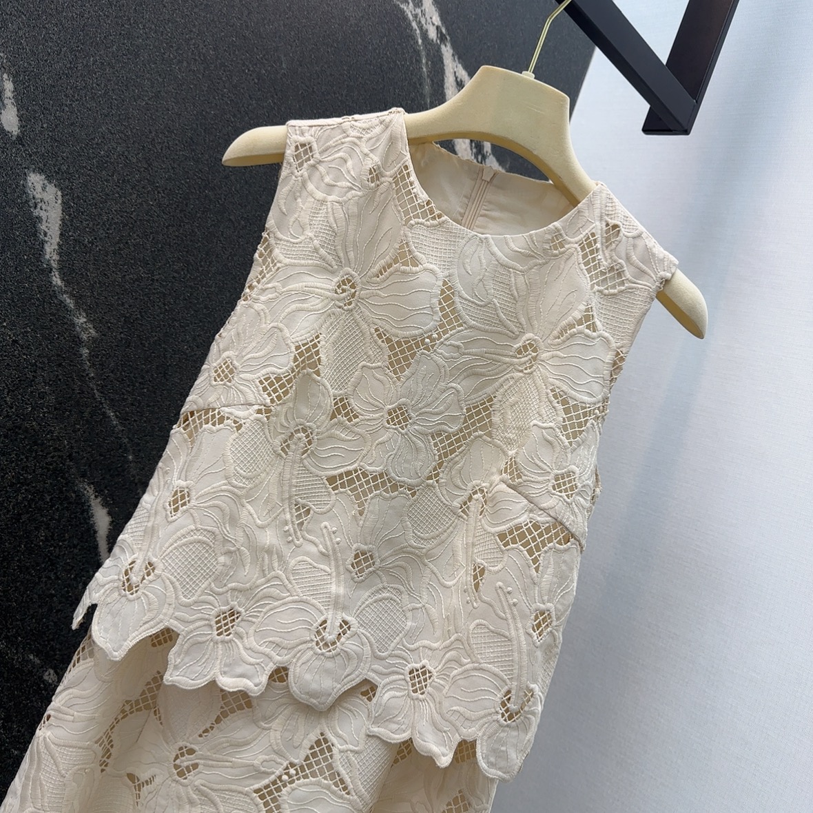 “VLTN 25SS Female Suit: Sweet-Freak Almond Flower Design with Unique Features” - 图片 2