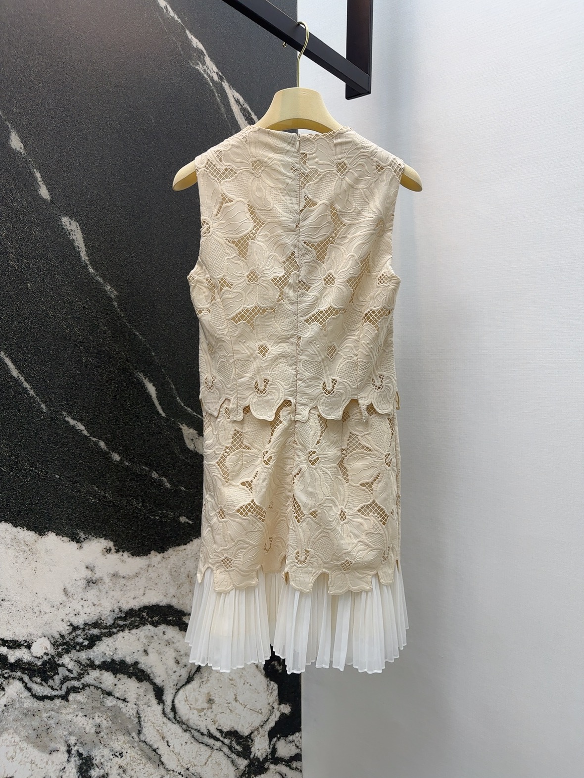 “VLTN 25SS Female Suit: Sweet-Freak Almond Flower Design with Unique Features” - 图片 7