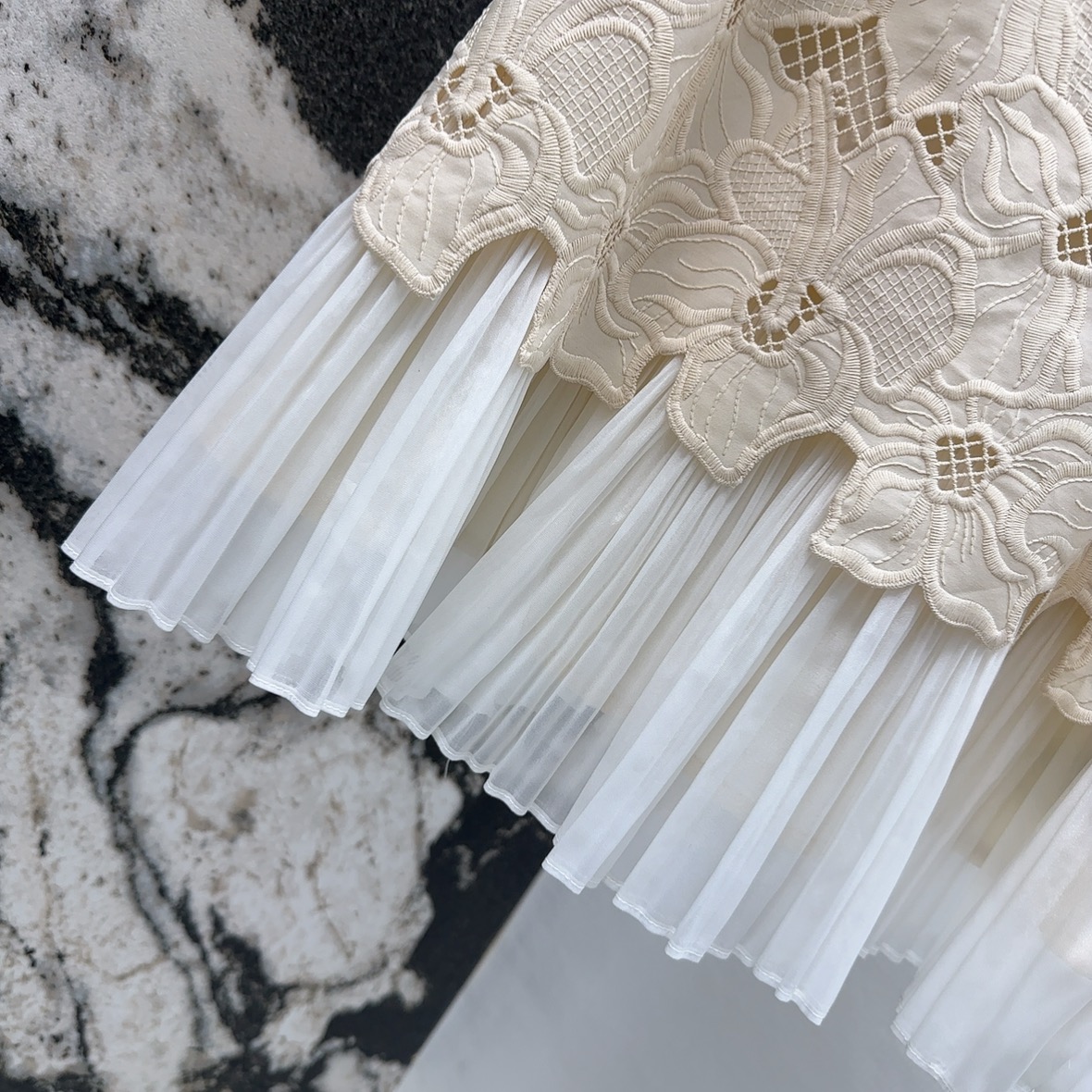“VLTN 25SS Female Suit: Sweet-Freak Almond Flower Design with Unique Features” - 图片 9