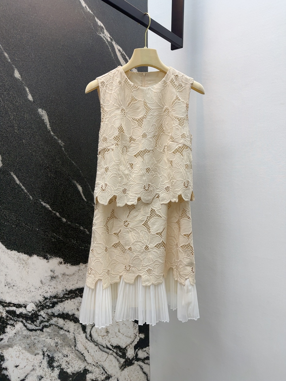 “VLTN 25SS Female Suit: Sweet-Freak Almond Flower Design with Unique Features”