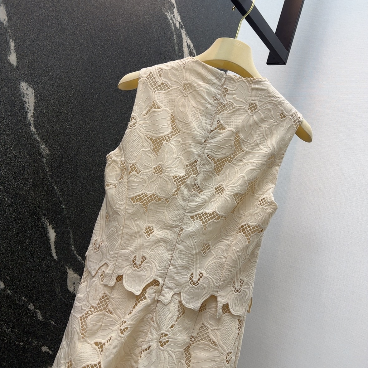 “VLTN 25SS Female Suit: Sweet-Freak Almond Flower Design with Unique Features” - 图片 8