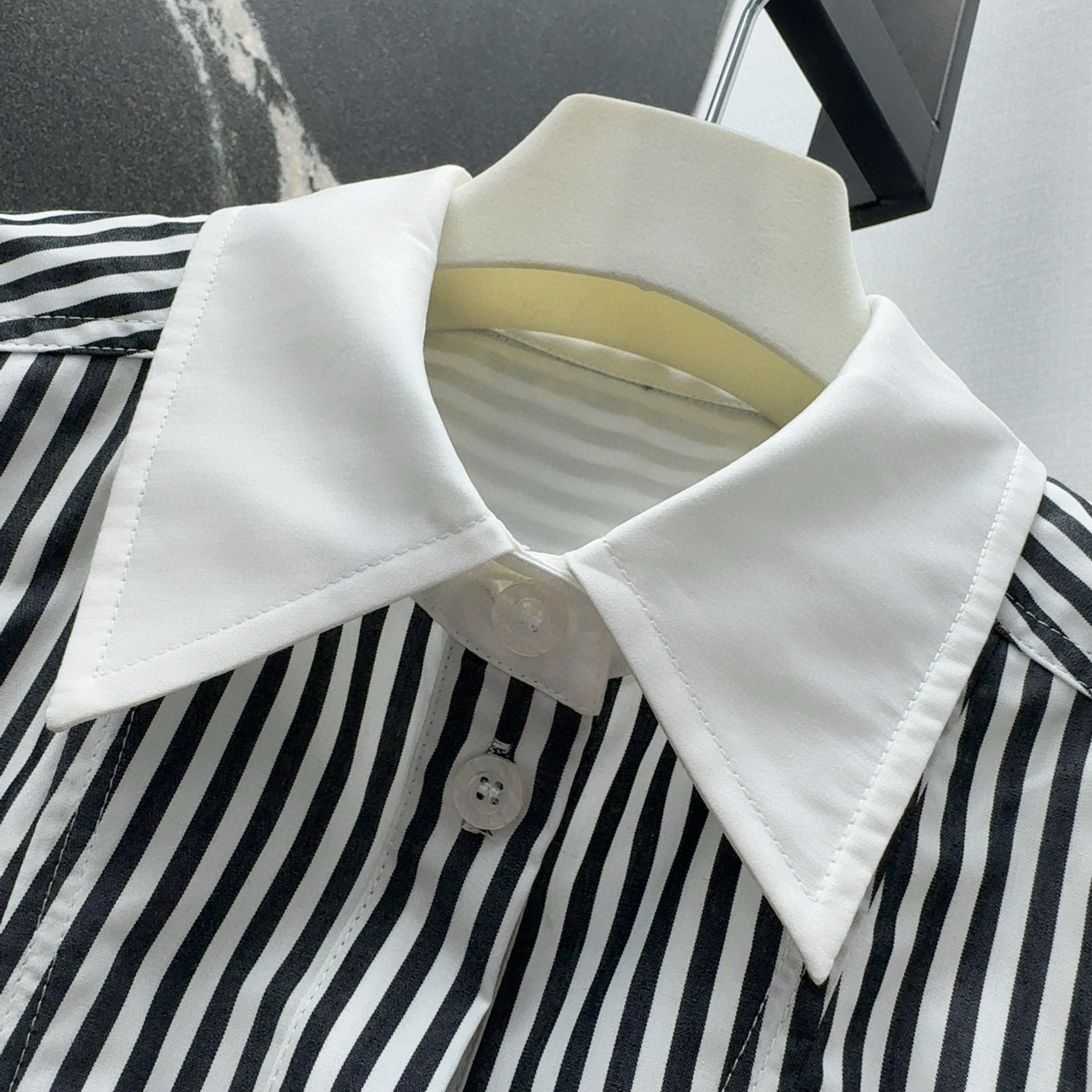 Stylish Single-Size Female Suit with Striped Shirt and Shorts: Spring/Summer Air-Trip Dress - 图片 4