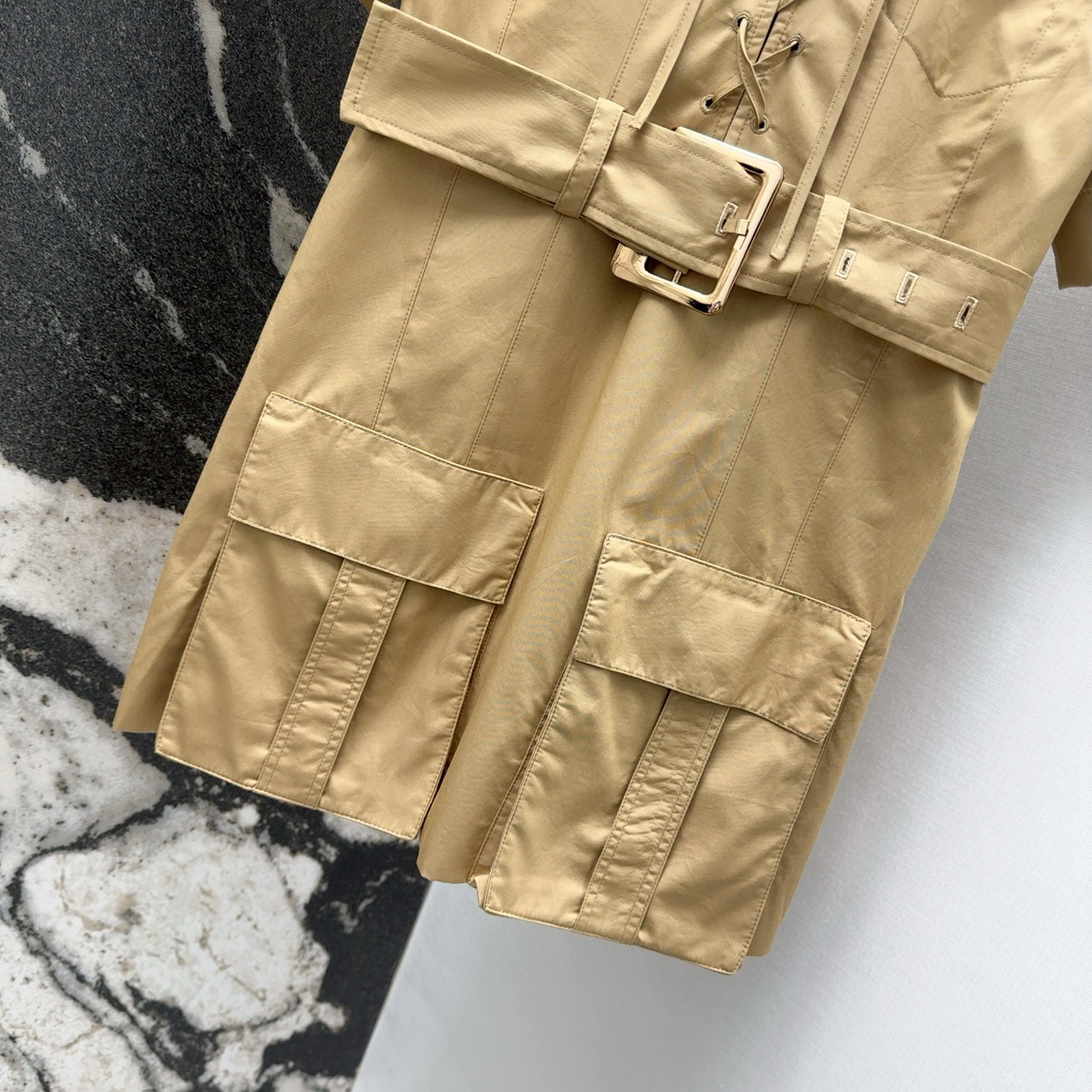 Spring-Summer Khaki-Coloured Dress with Double-Skinned Tack Design and Metallic Belts - 图片 6