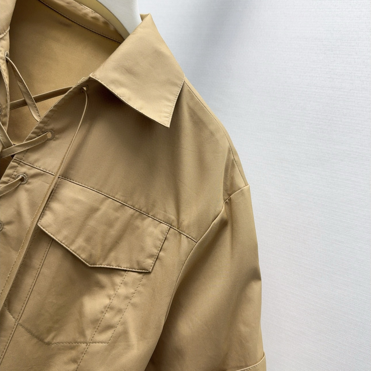 Spring-Summer Khaki-Coloured Dress with Double-Skinned Tack Design and Metallic Belts - 图片 5