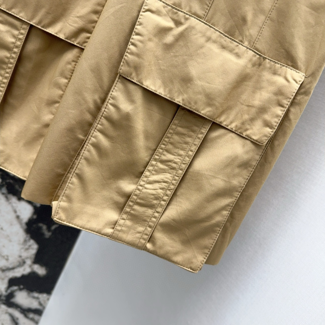 Spring-Summer Khaki-Coloured Dress with Double-Skinned Tack Design and Metallic Belts - 图片 7