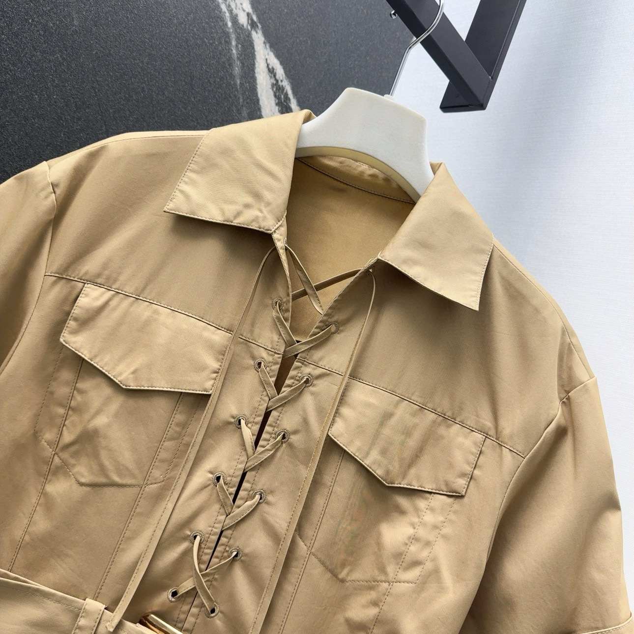 Spring-Summer Khaki-Coloured Dress with Double-Skinned Tack Design and Metallic Belts - 图片 4