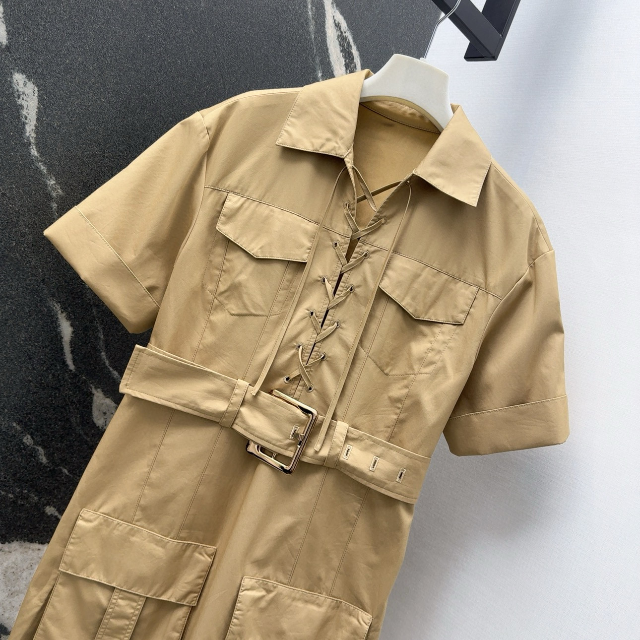 Spring-Summer Khaki-Coloured Dress with Double-Skinned Tack Design and Metallic Belts - 图片 3