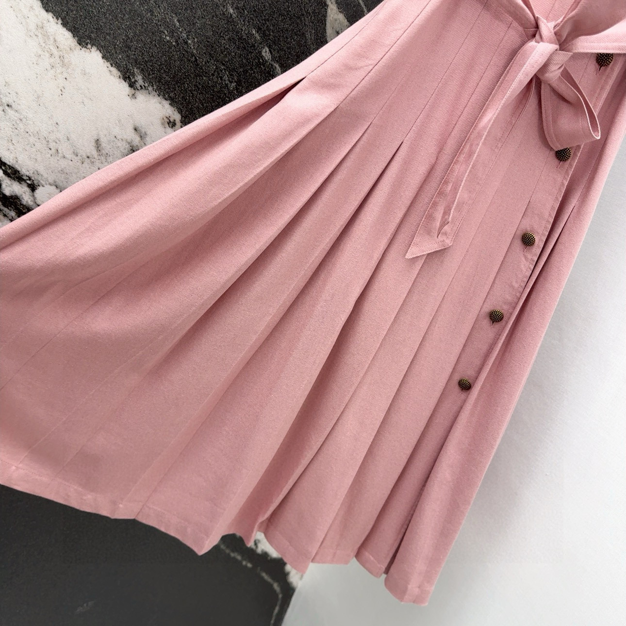 High-Image Spring-Summer Female Clothes: Silk-Linen T-shirt with Lotus Buttons - 图片 5