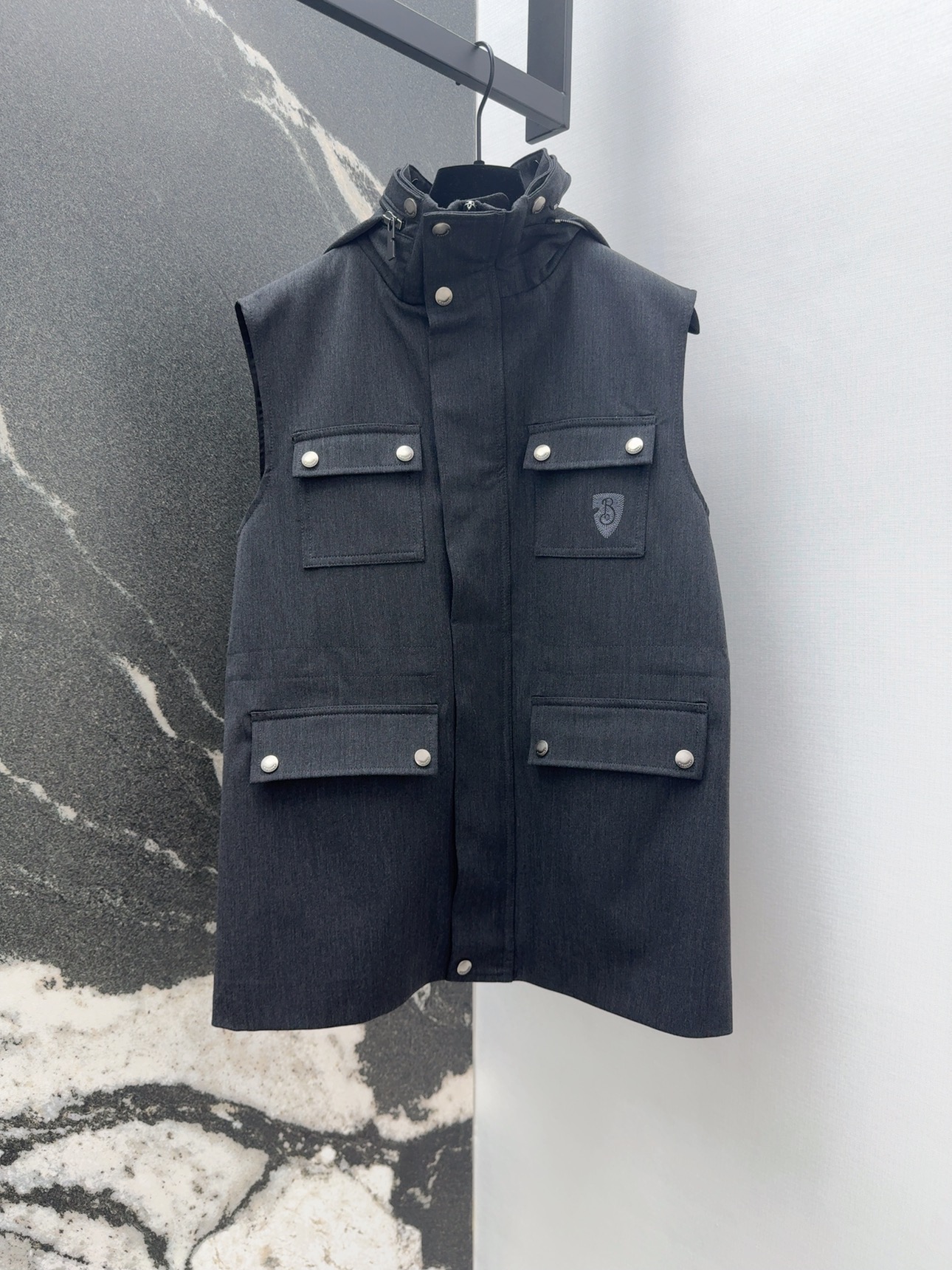 “Classic Logo Embroidery Hood Coat: Feminine Suit for Autumn Mornings” - 图片 1