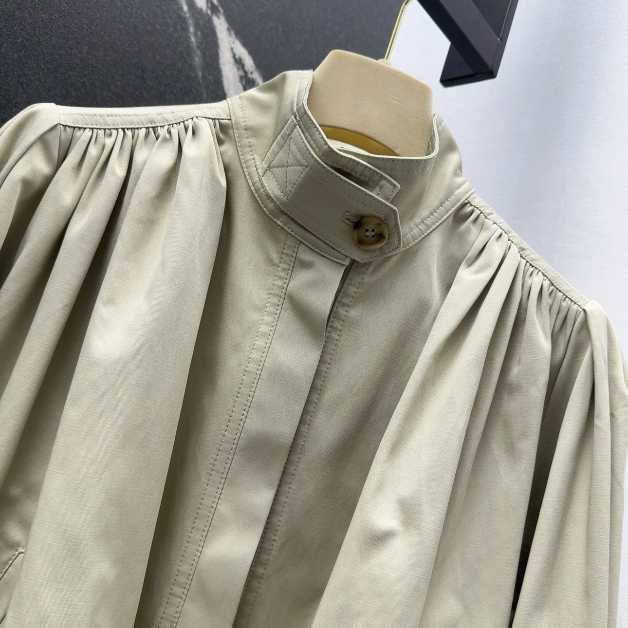 Stylish One-Size-Fits-All Dress with Chic Collar Cages and Wrinkled Jackets - 图片 3