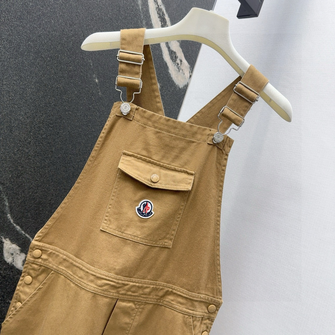 Stylish Heavy-Skinned Women’s Outfit: Spring-and-Summer Collection with Jeans and Hardware Details - 图片 3