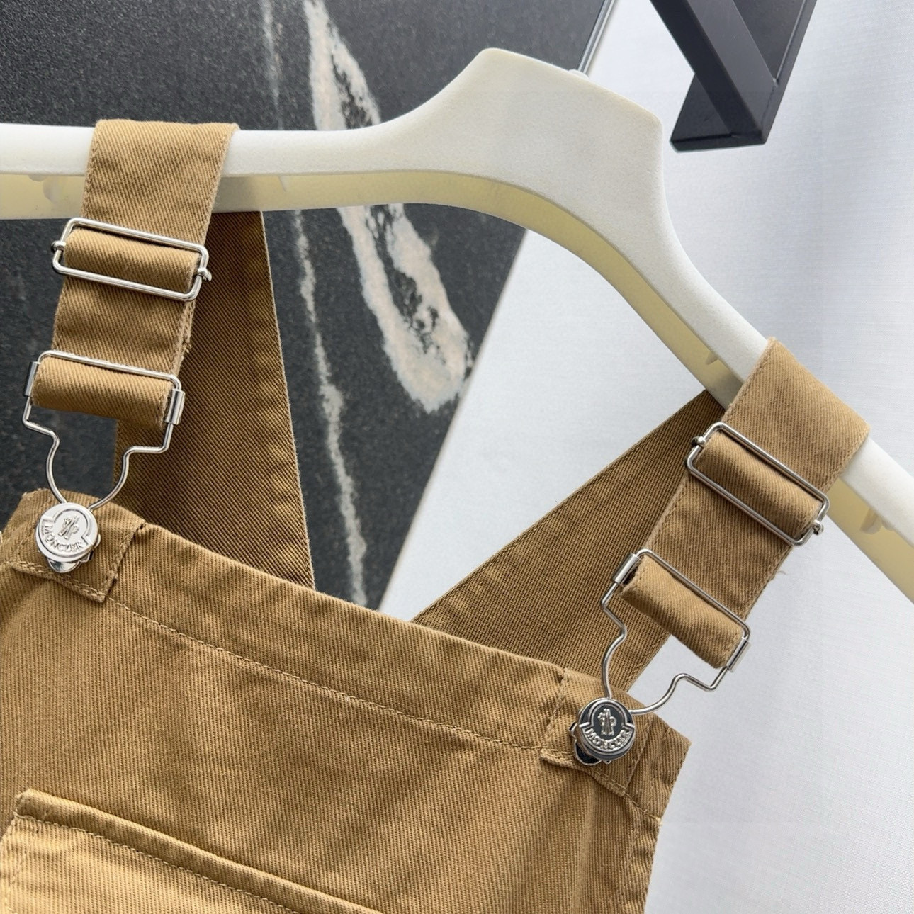 Stylish Heavy-Skinned Women’s Outfit: Spring-and-Summer Collection with Jeans and Hardware Details - 图片 4