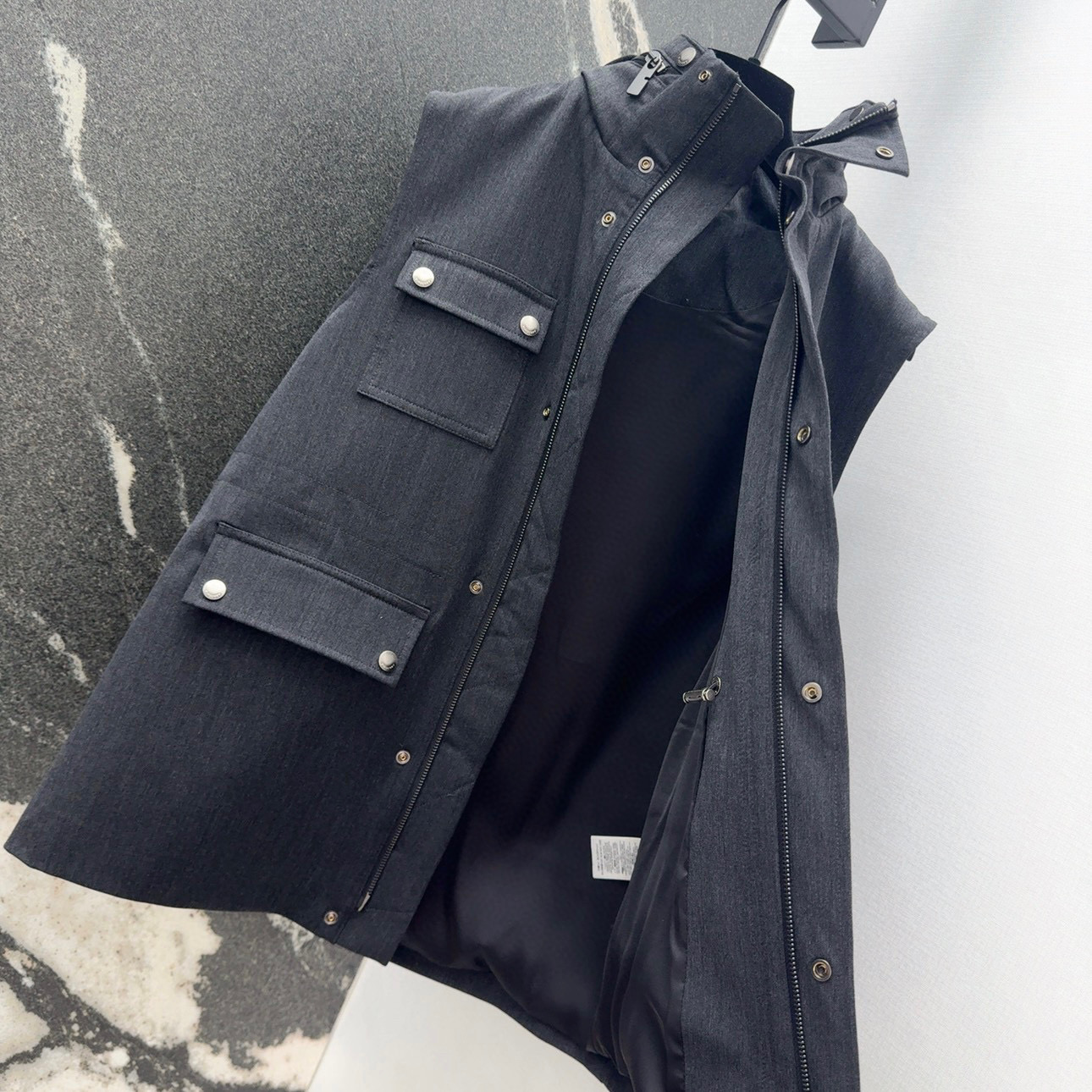 “Autumn New Classic Logo Embroidered Hood Coat with Work Bag Design” - 图片 6