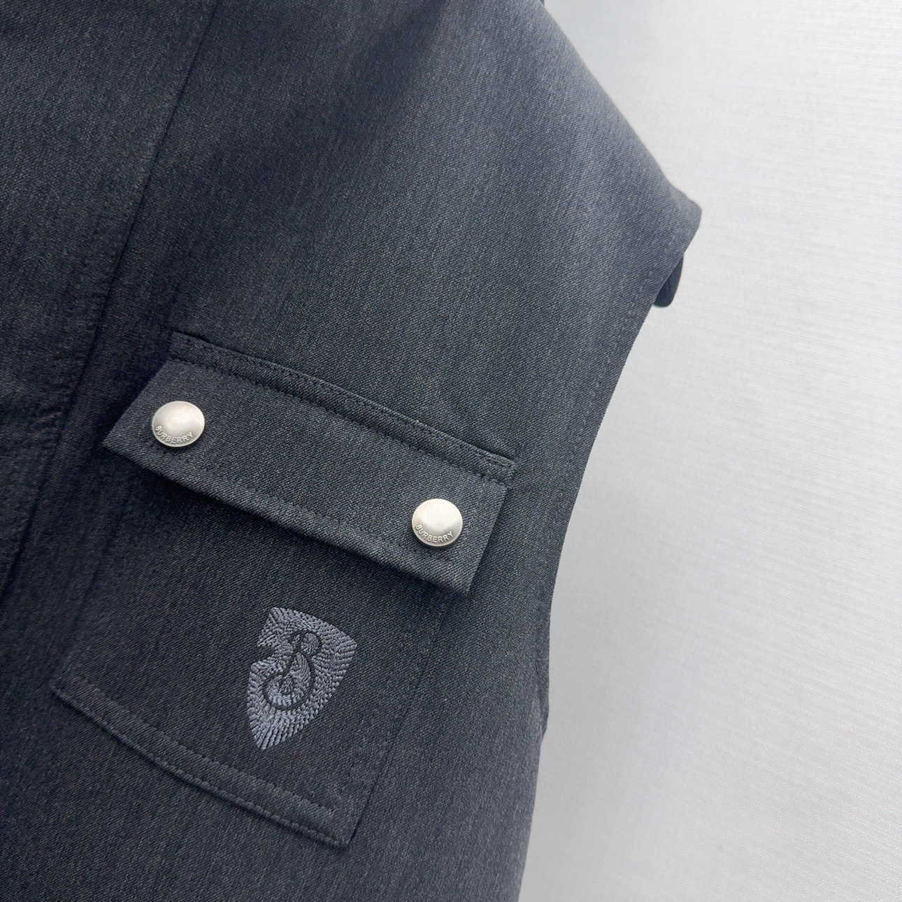 “Autumn New Classic Logo Embroidered Hood Coat with Work Bag Design” - 图片 3