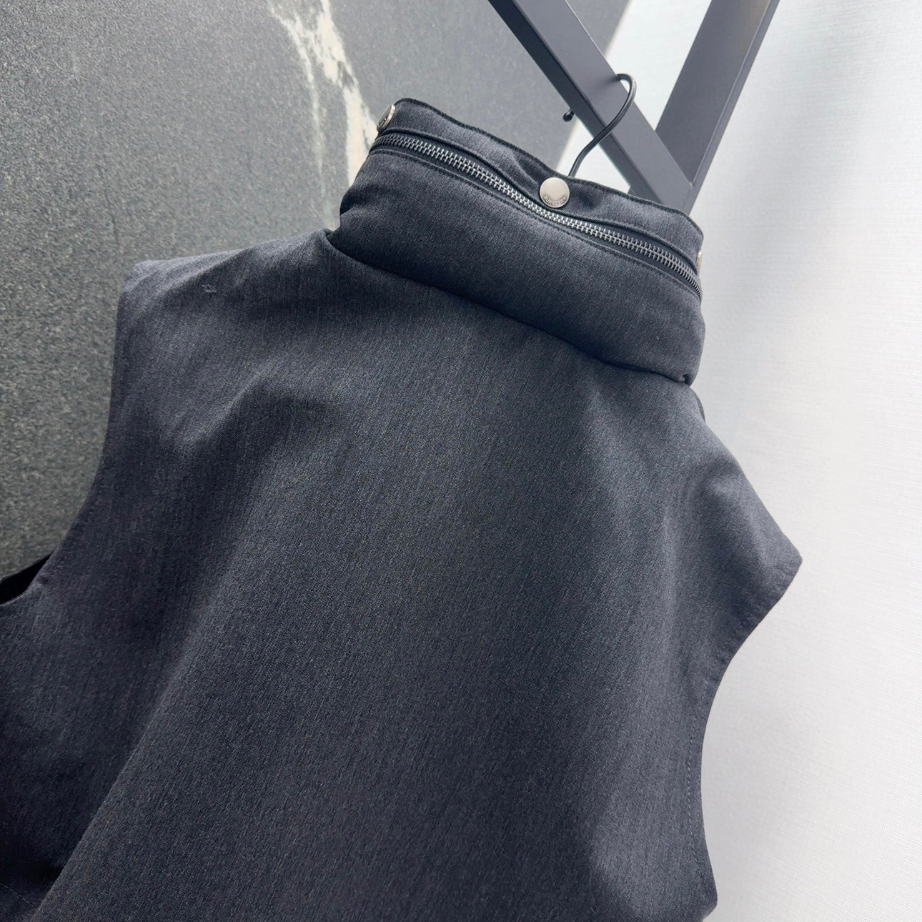 “Autumn New Classic Logo Embroidered Hood Coat with Work Bag Design” - 图片 9