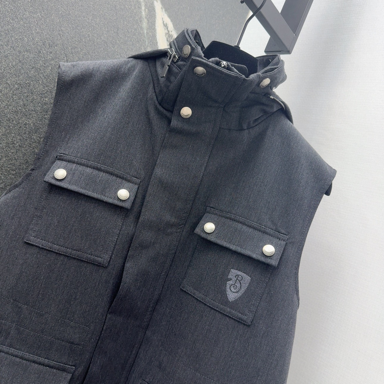 “Autumn New Classic Logo Embroidered Hood Coat with Work Bag Design” - 图片 2