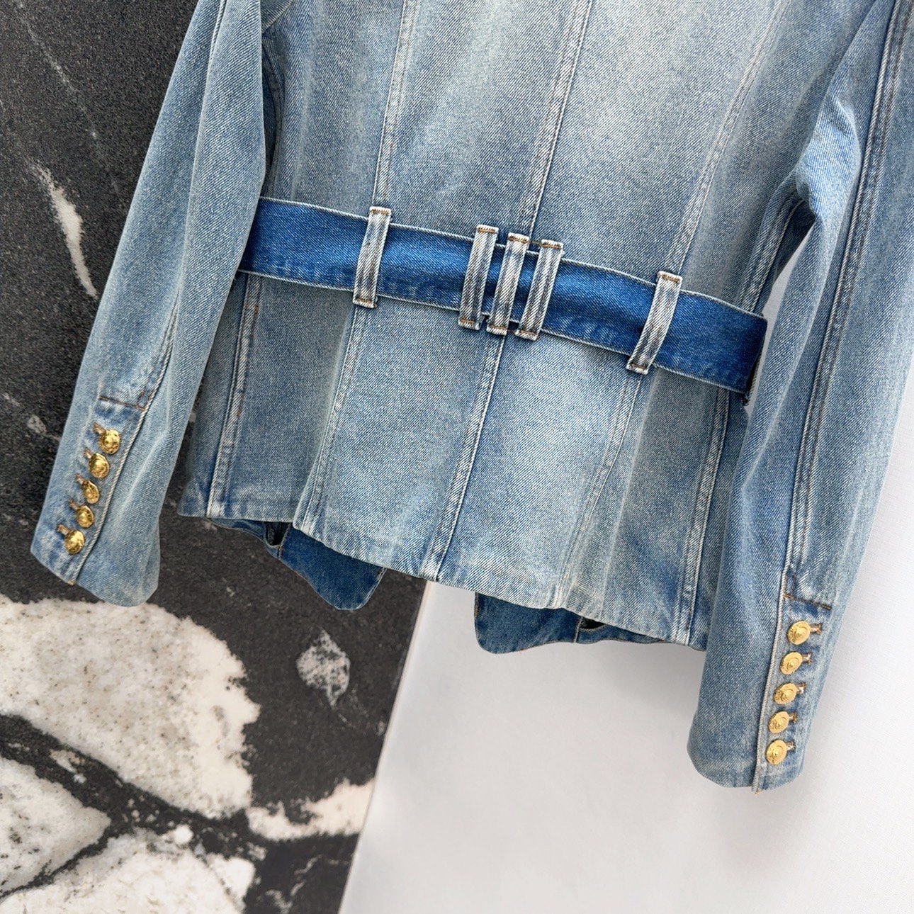 Stylish Retro Blue Cowboy Coat for Women: BAL 25SS Collection Overview - 图片 9