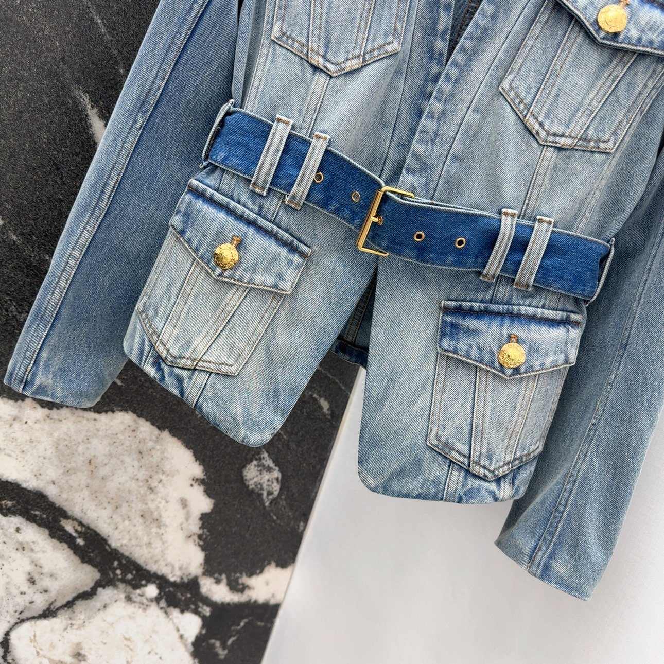 Stylish Retro Blue Cowboy Coat for Women: BAL 25SS Collection Overview - 图片 4