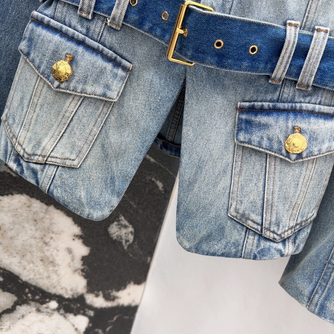 Stylish Retro Blue Cowboy Coat for Women: BAL 25SS Collection Overview - 图片 5