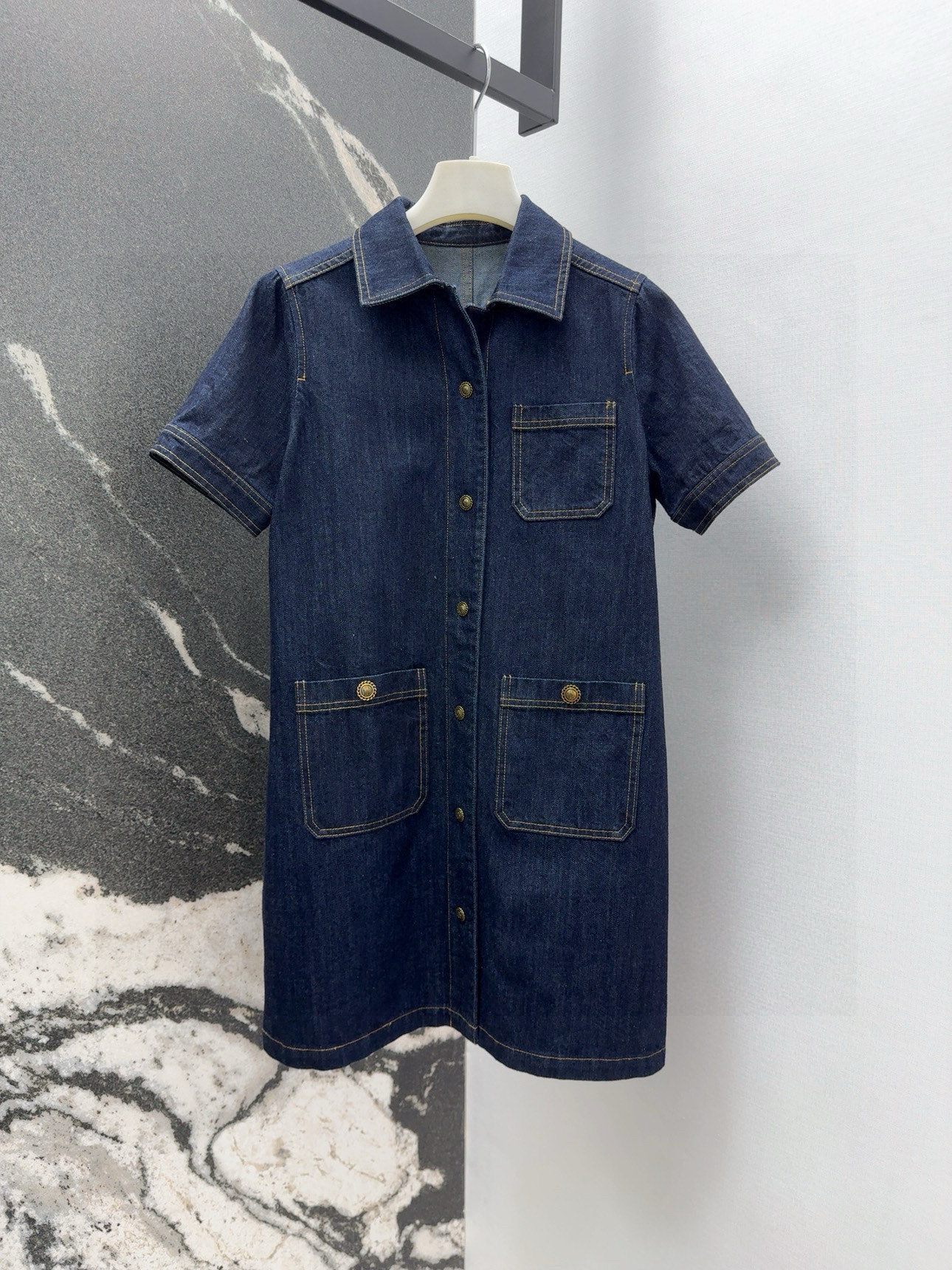 “Spring/Summer Low-key Luxurious Cowboy Dress with Back-Skin Plating Design”
