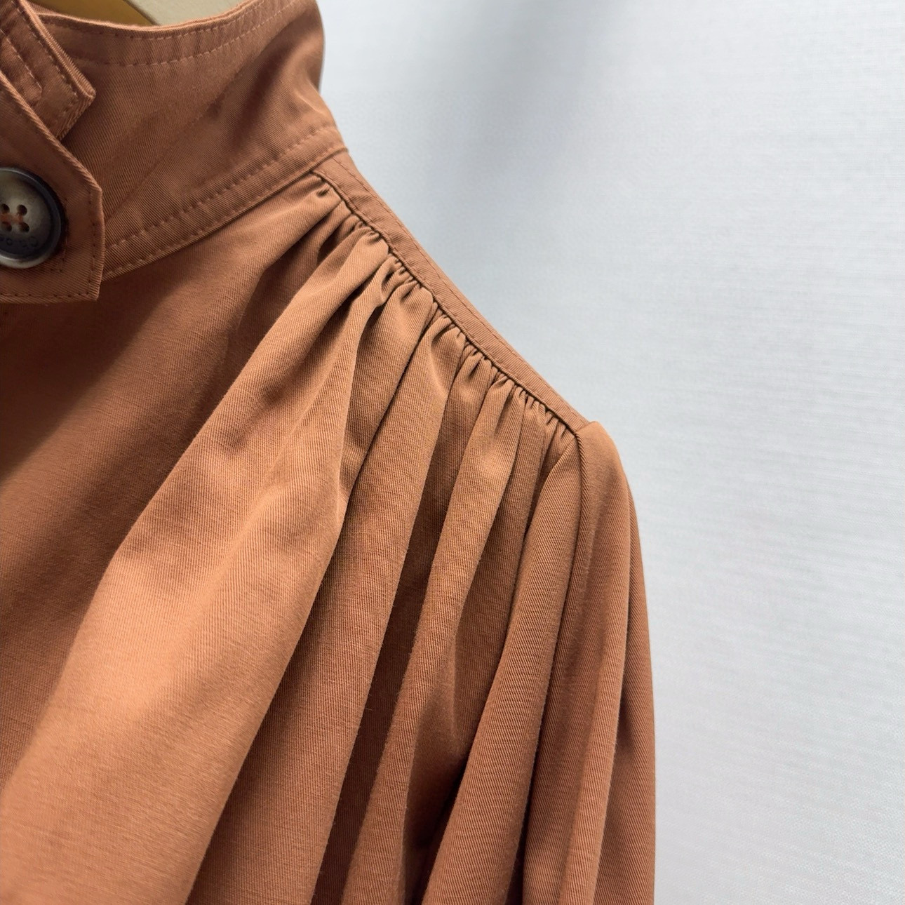 Stylish One-Size-Fits-All Dress with Chic Collar Cages and Jackets: Modén’s Elegant Spring-Summer Collection - 图片 4